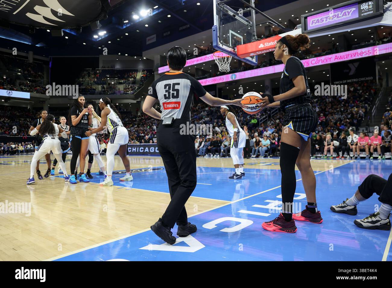 Chicago, USA. Mai 2025. Chicago, USA, 29. Mai 2025: Angel Reese (5 Chicago Sky) stürzt den Ball während des Spiels zwischen den Chicago Sky und den Dallas Wings am Donnerstag, 29. Mai 2025 in der Wintrust Arena, Chicago, USA. (KEINE KOMMERZIELLE NUTZUNG) (Shaina Benhiyoun/SPP) Guthaben: SPP Sport Pressefoto. /Alamy Live News Stockfoto