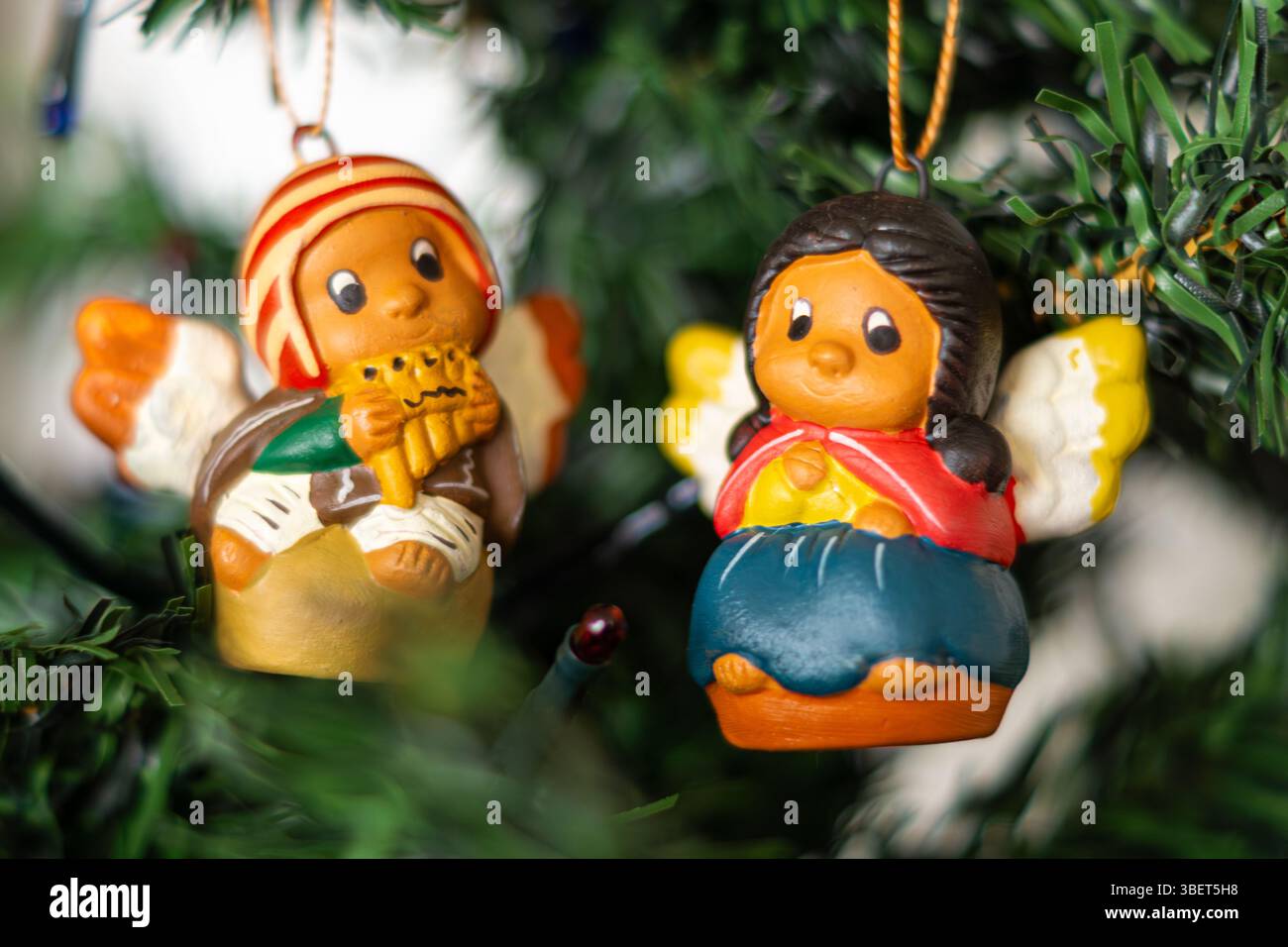 Zwei Weihnachtsengel, typisches Kunsthandwerk aus Puno, Peru, für den Weihnachtsbaum Stockfoto
