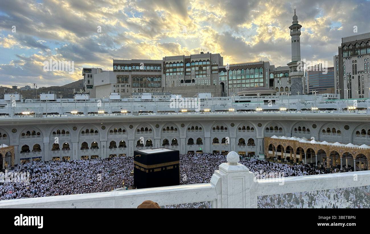 Mekka Saudi-Arabien - 28. März 2025: Überfüllte Menschen in Al Kaaba in der Al-Haram-Moschee - hajj und Umra Stockfoto