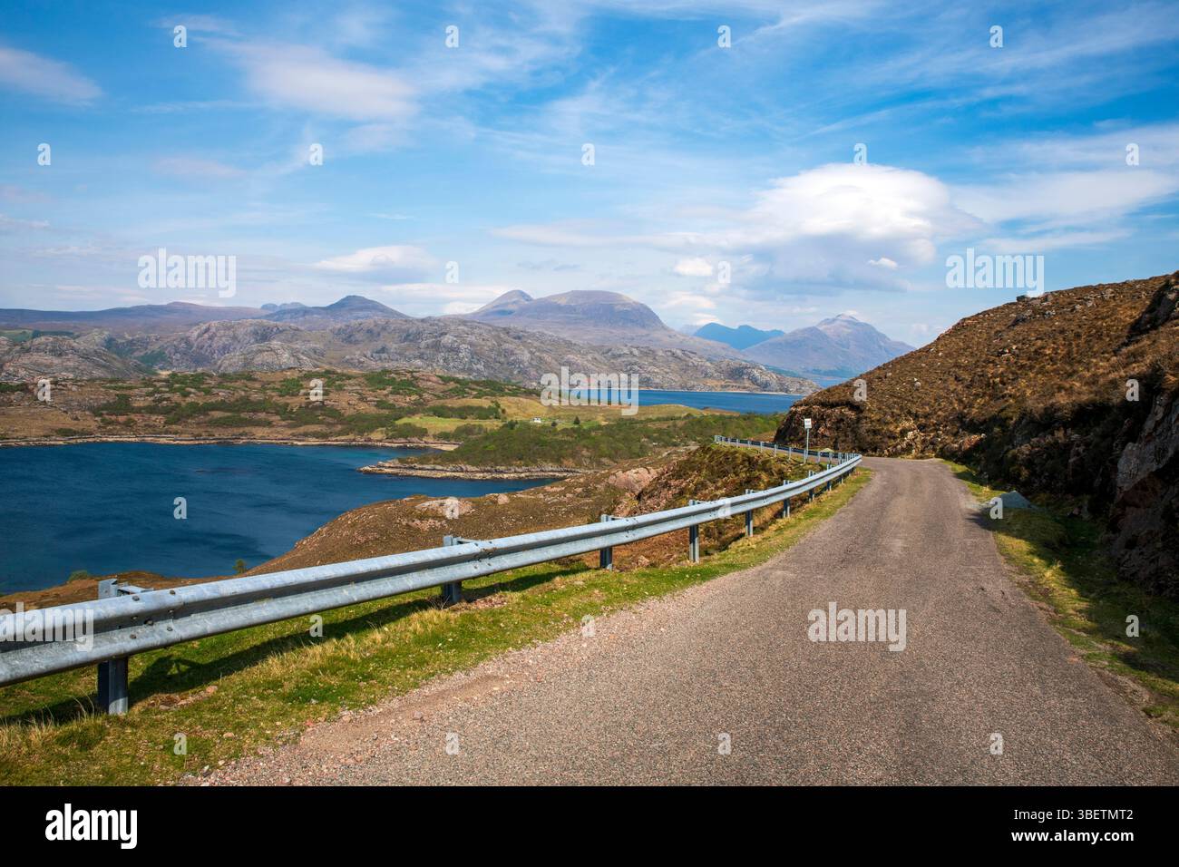 Der malerische Abschnitt des NC500 zwischen Applecross und Shieldaig führt durch zerklüftete Highlands mit einem atemberaubenden Blick auf Berge, Lochs und Meer. Stockfoto