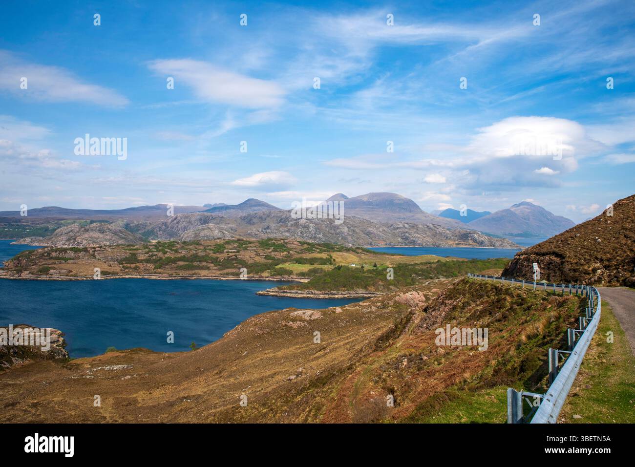 Der malerische Abschnitt des NC500 zwischen Applecross und Shieldaig führt durch zerklüftete Highlands mit einem atemberaubenden Blick auf Berge, Lochs und Meer. Stockfoto