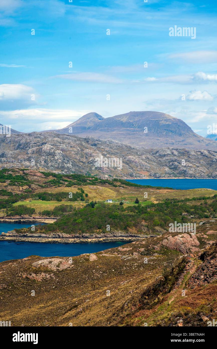 Der malerische Abschnitt des NC500 zwischen Applecross und Shieldaig führt durch zerklüftete Highlands mit einem atemberaubenden Blick auf Berge, Lochs und Meer. Stockfoto