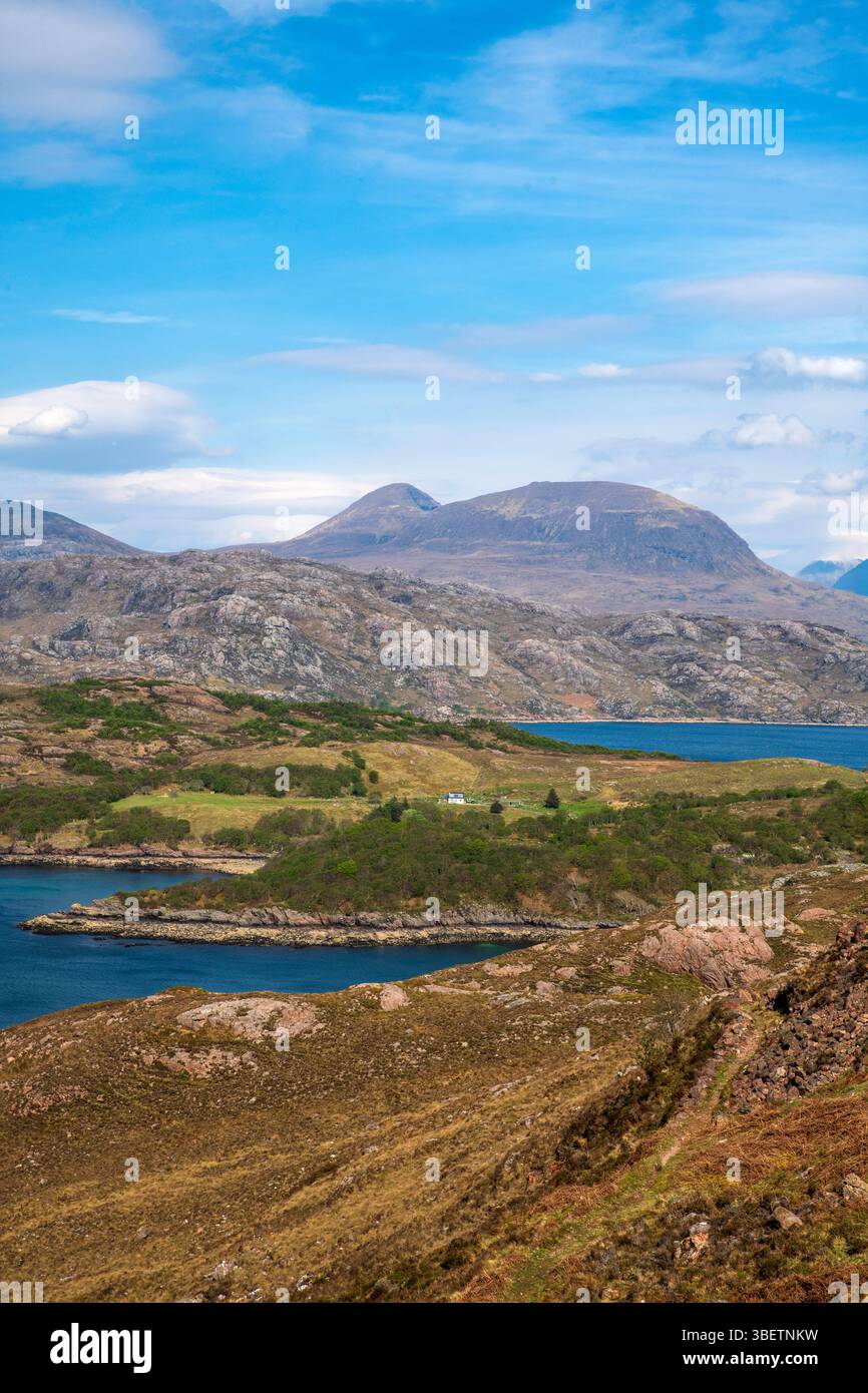 Der malerische Abschnitt des NC500 zwischen Applecross und Shieldaig führt durch zerklüftete Highlands mit einem atemberaubenden Blick auf Berge, Lochs und Meer. Stockfoto