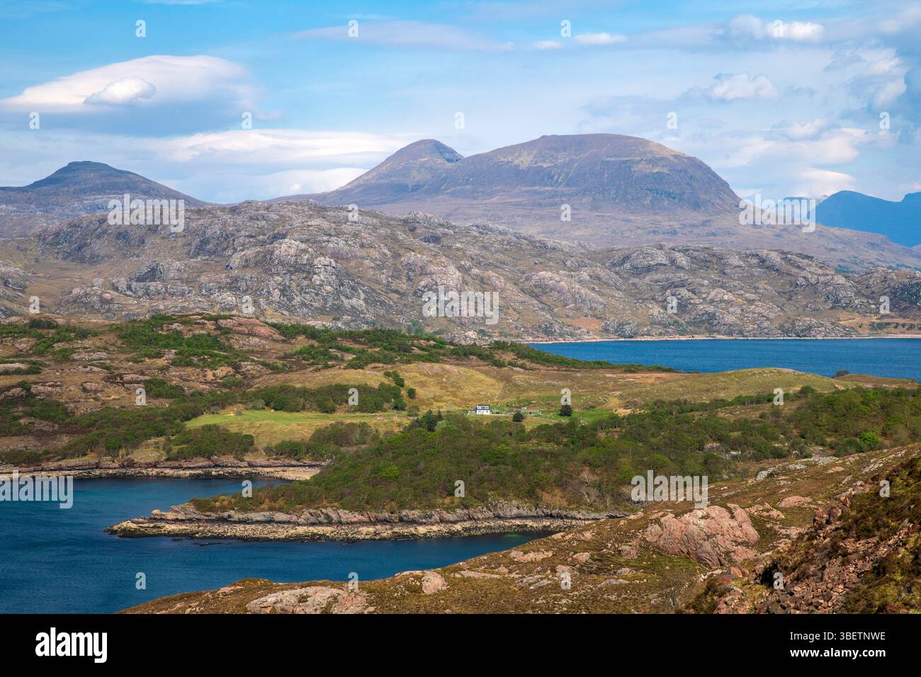Der malerische Abschnitt des NC500 zwischen Applecross und Shieldaig führt durch zerklüftete Highlands mit einem atemberaubenden Blick auf Berge, Lochs und Meer. Stockfoto
