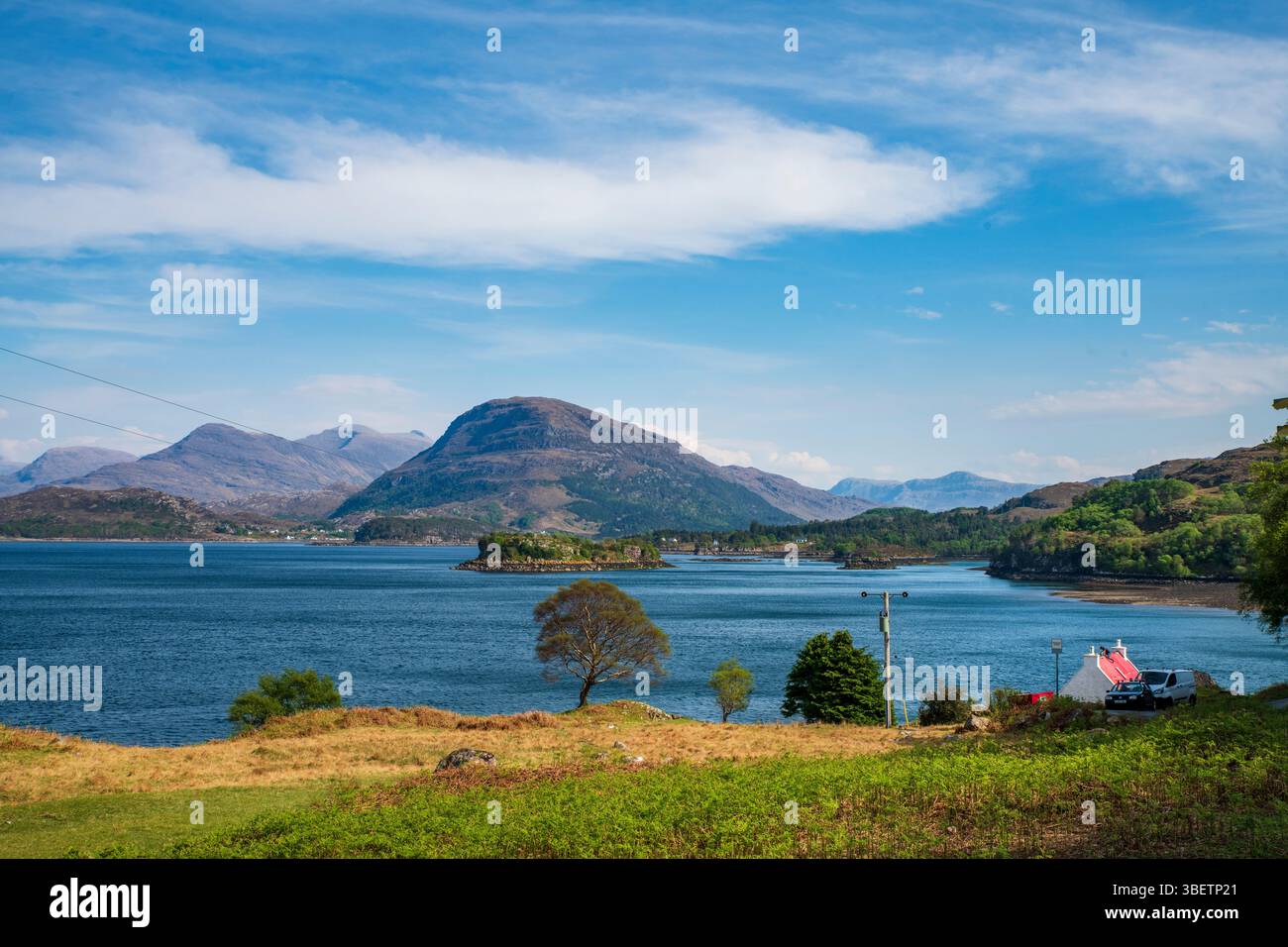 Der malerische Abschnitt des NC500 zwischen Applecross und Shieldaig führt durch zerklüftete Highlands mit einem atemberaubenden Blick auf Berge, Lochs und Meer. Stockfoto