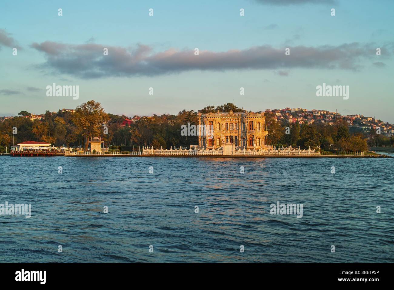 ABEND MITTEN IM BOSPORUS Stockfoto