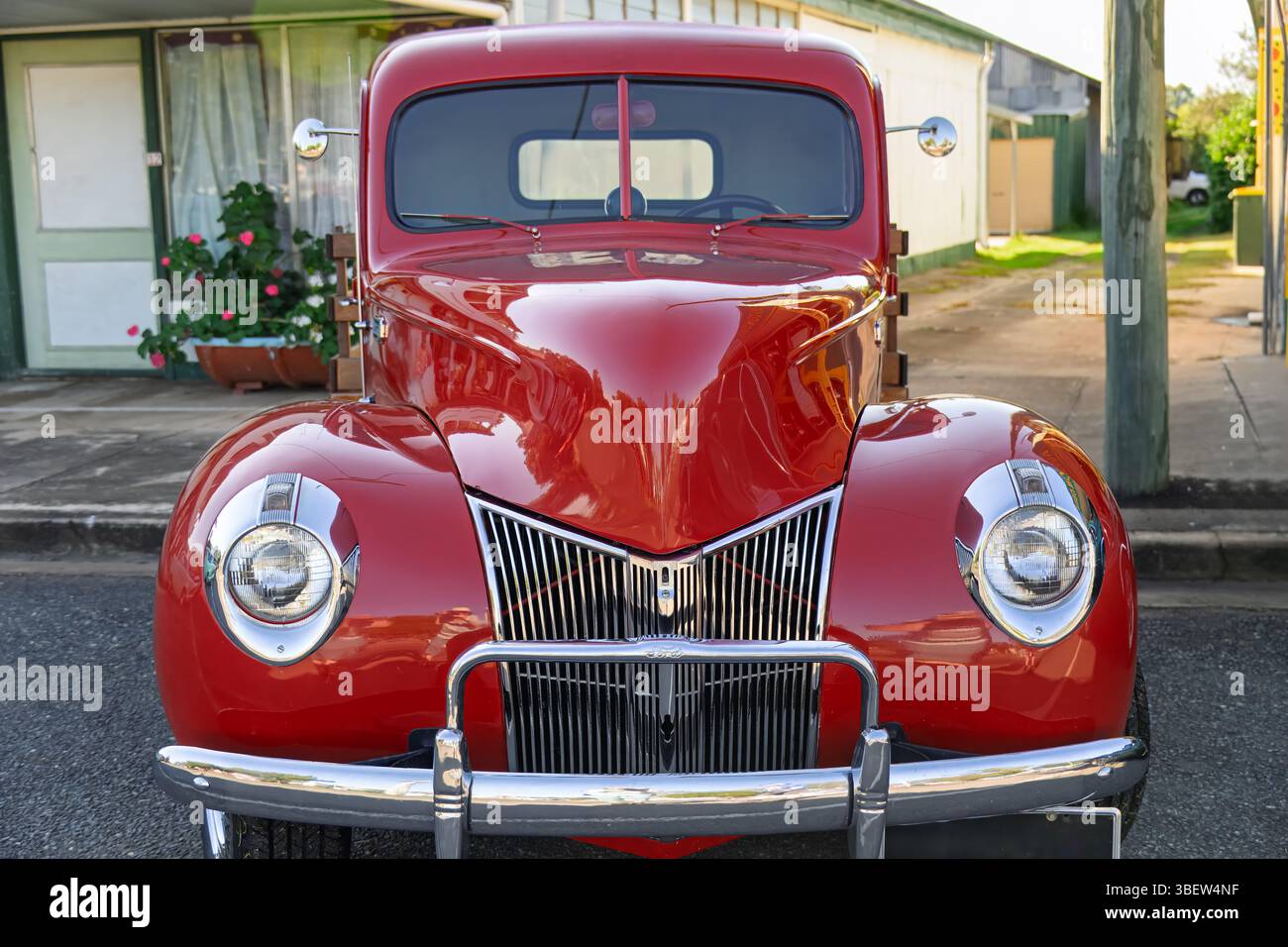 1940 Ford F100 Pickup Truck, rotes Oldtimer-Auto, Antiquitätendisplay Stockfoto