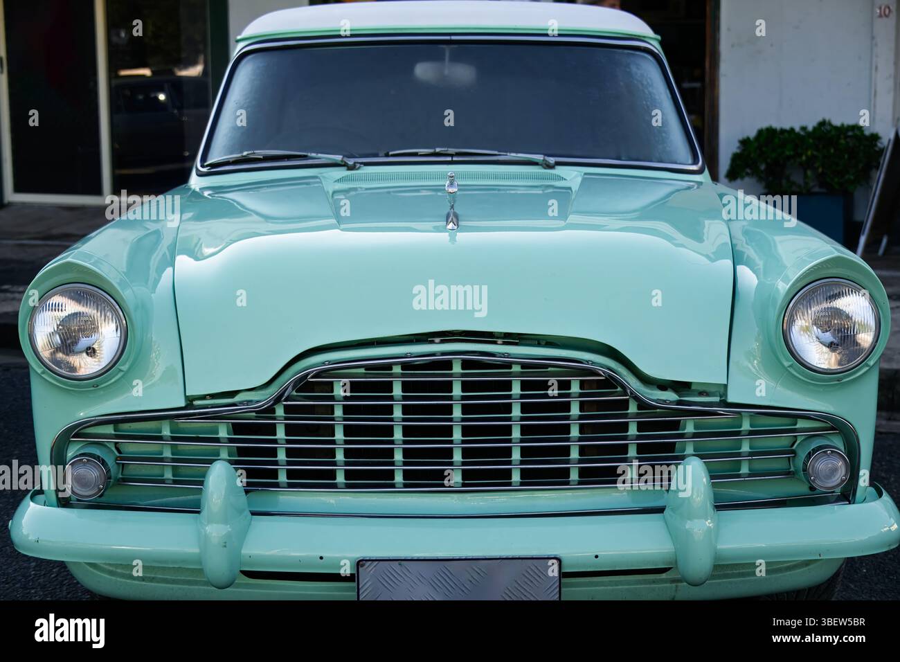 Oldtimer von Ford Zephyr mit rocketeer-Kapuzenverzierung, Motorhaubengrill und Motorhaube, klassisches Auto Stockfoto