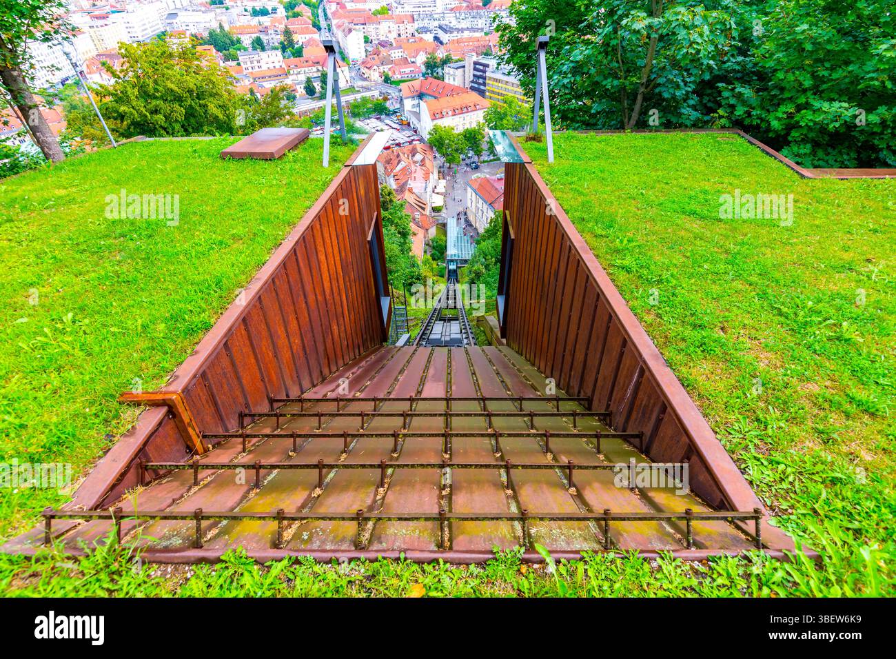 Seilbahn in Ljubljana. Blick von der obersten Bahnstation. Auto von der Stadt zum Hügel mit Schloss, ideal für Touristen. Stockfoto