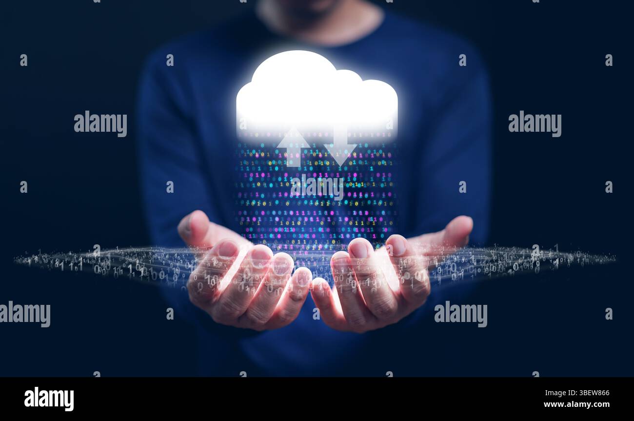 Cloud-Computing-Konzept – Ein Mann mit Cloud-Technologie in der Hand, der IT-Ressourcen als Binärcode über das Internet mit Datenströmen und Netzwerkbetrieb bereitstellt Stockfoto