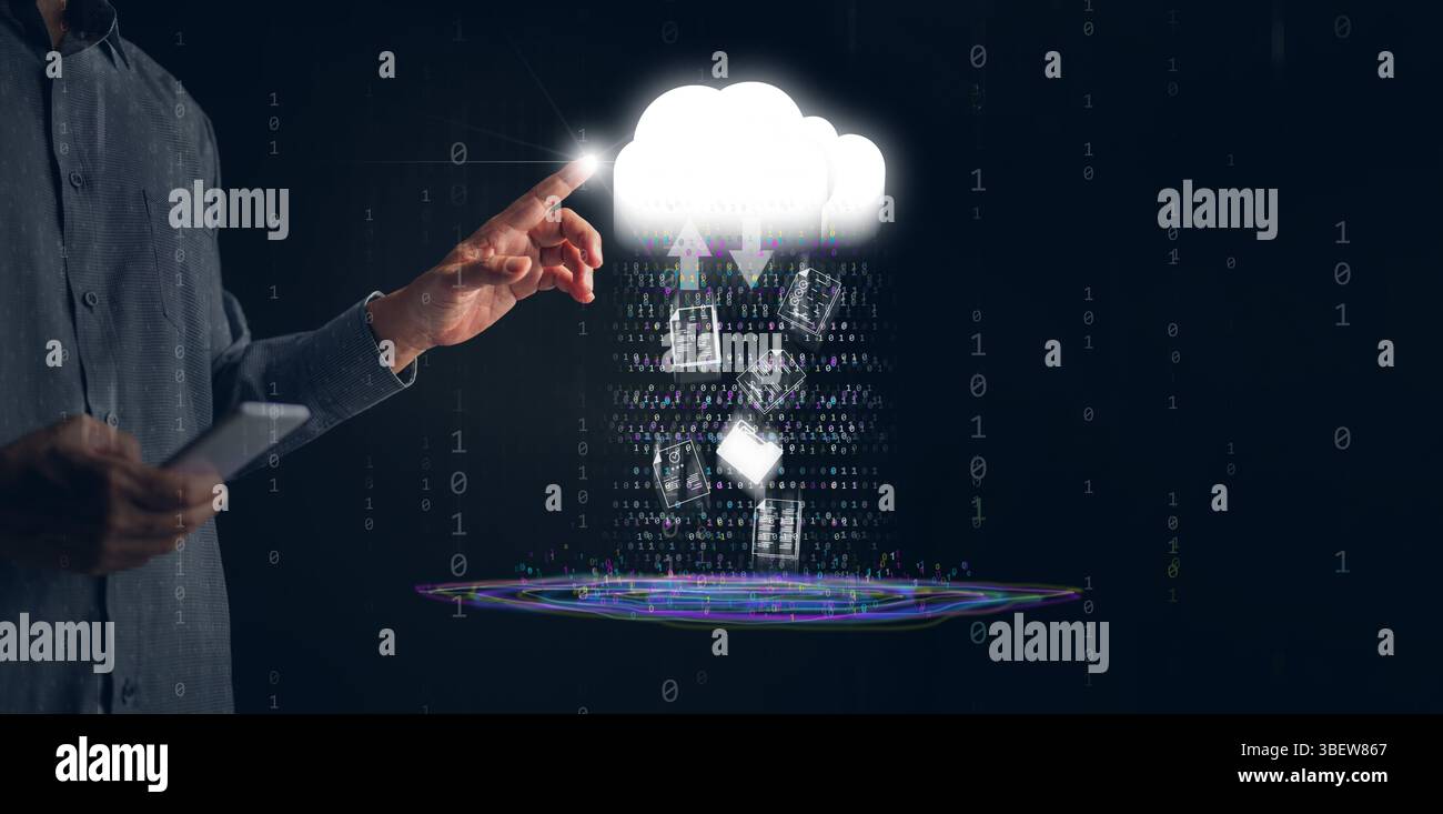 Cloud-Computing-Konzept – Ein Mann verwendet ein Smartphone, um Dateien über die Cloud-Technologie hochzuladen und herunterzuladen. Dazu gehören Binärcode, Datenströme, Netzwerke, Stockfoto