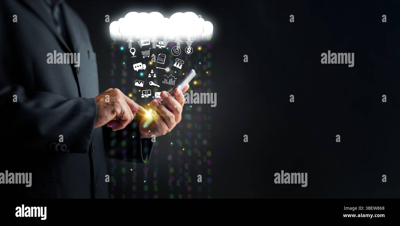 Cloud-Computing-Konzept – Ein Mann verwendet ein Smartphone, um IT-Ressourcen über die Cloud-Technologie hochzuladen und herunterzuladen, mit Binärcode, Datenströmen und Netwo Stockfoto