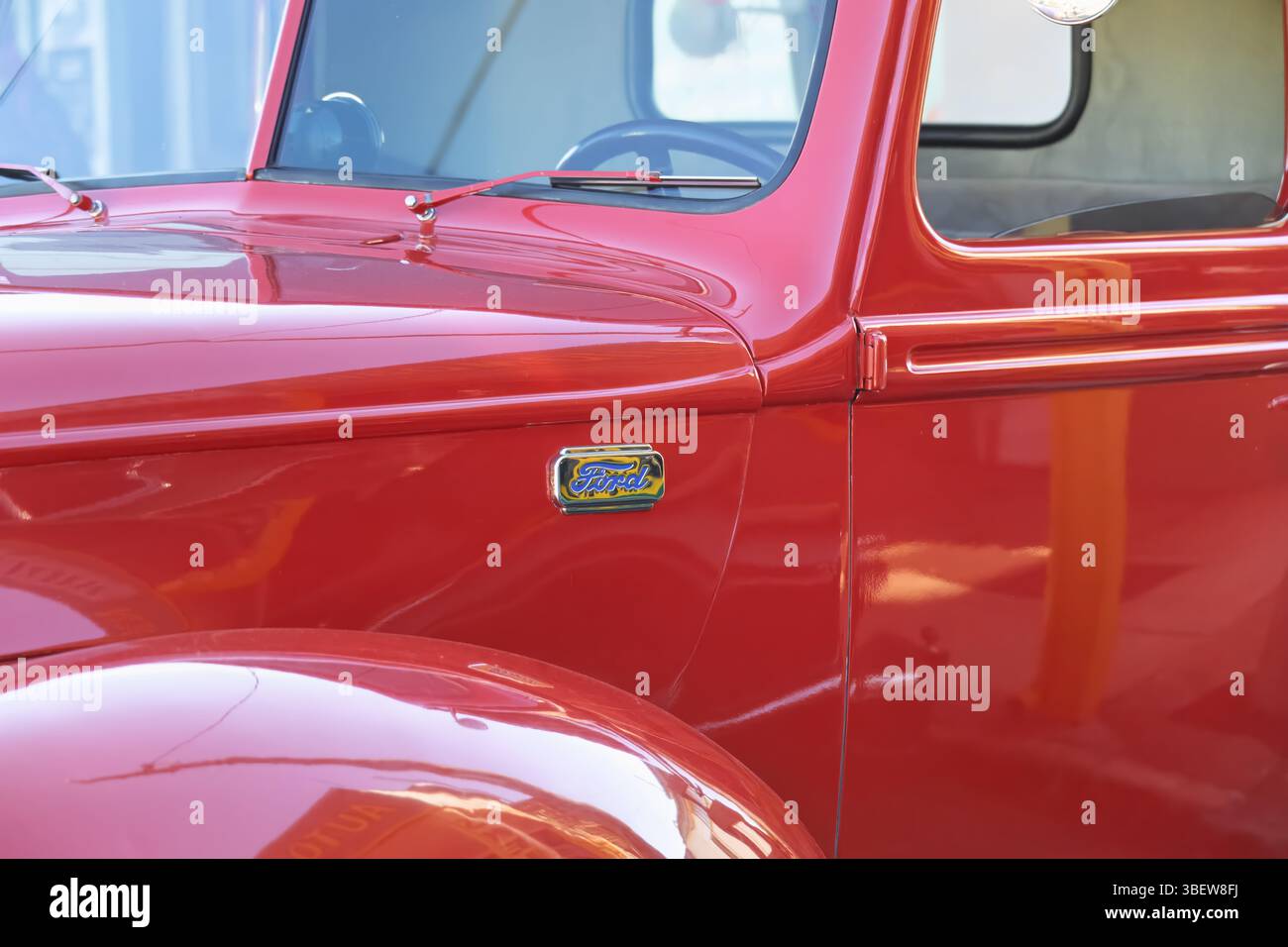 1940 Ford F100 Pickup Truck, rotes Oldtimer-Auto, Antiquitätendisplay Stockfoto