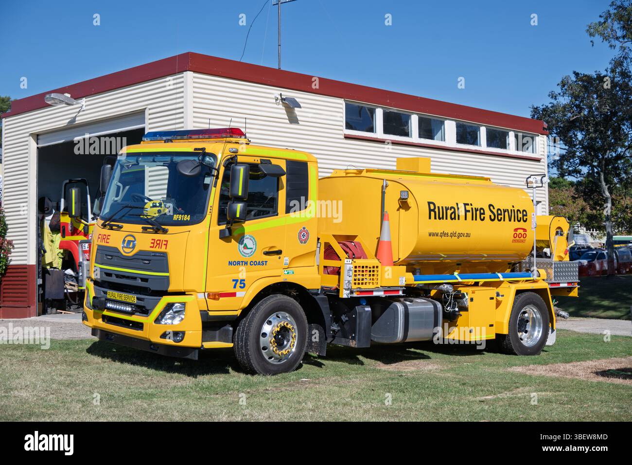 Ländliche Feuerwehrauto, freiwillige Gemeindeorganisation, Katastrophenhilfe bei Buschfeuern Stockfoto