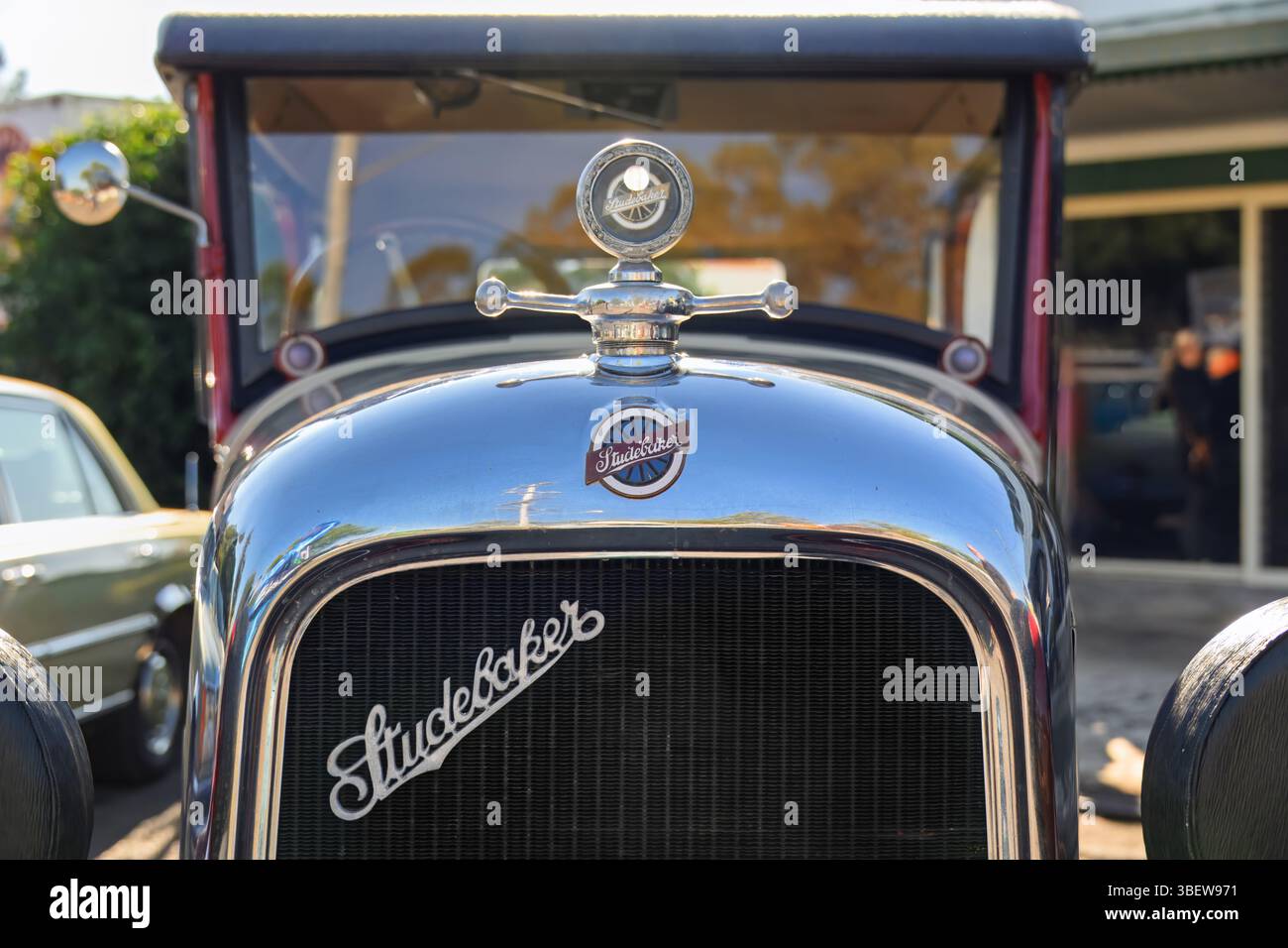 Vintage Studebaker Grill und Kapuzendekoration, Oldtimer, Automobilgeschichte, Autoshow, Goomeri Australia, Mai 2025 Stockfoto