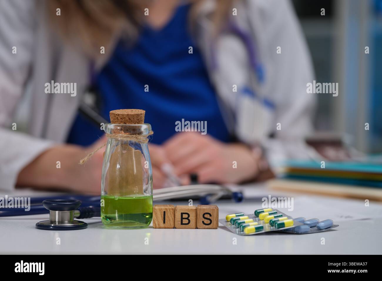 Die Beratung zur Behandlung von RDS umfasst die Verwendung von Medikamenten neben verschiedenen Arztinstrumenten Stockfoto