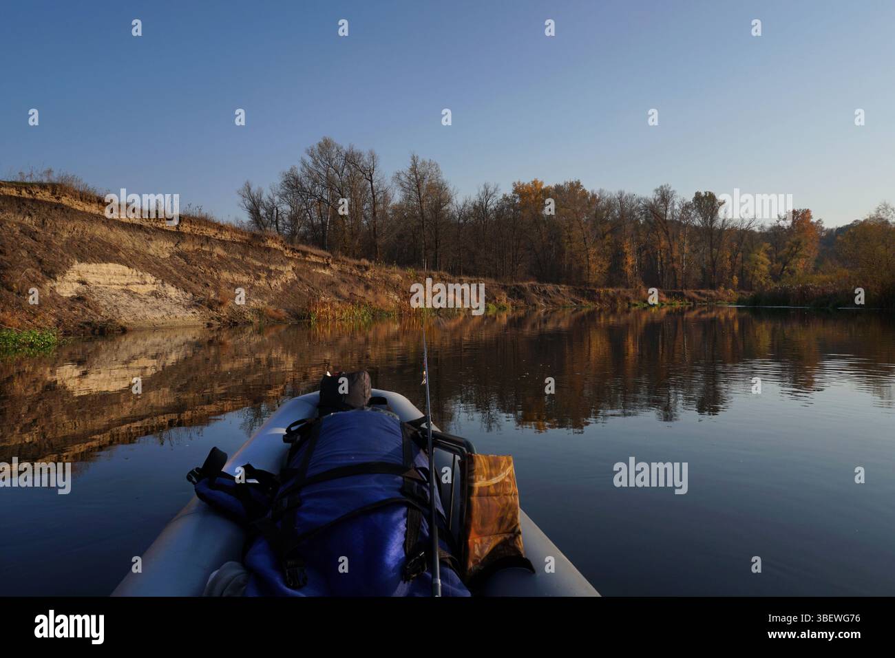 Der Bug eines Kajaks gegen eine steile Klippe mit Schichtkuchenmuster, ein Blick von einem Kajak Stockfoto