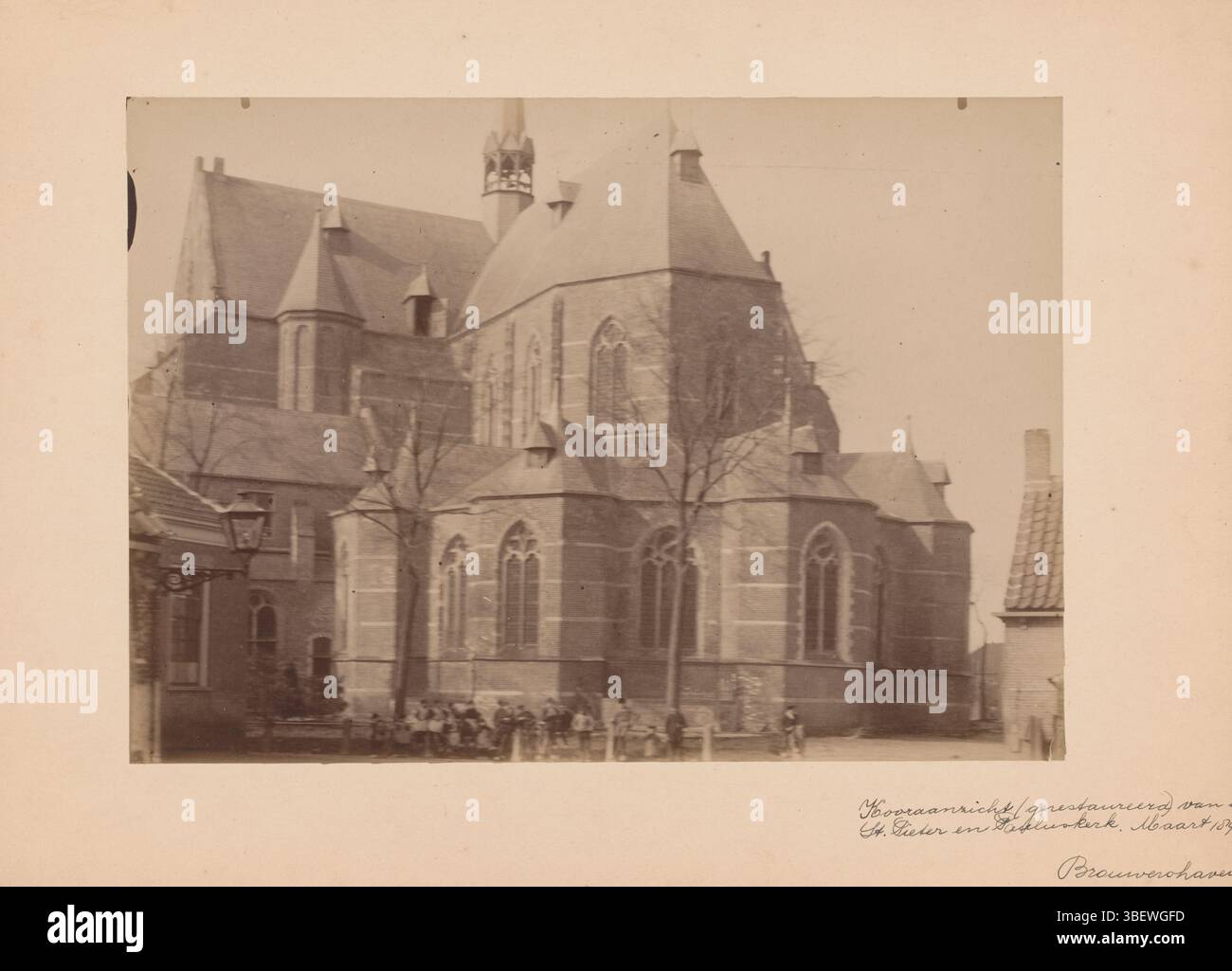 Brouwershaven, anonym (Monumentzorg), Blick auf den Großen oder die Sint Nicolaaskerk in Brouwershaven, verso - handschriftlich, Foto, Fotos, Topographie, Kooraanvicht (resaturiert) van de St. Pieter en Pauluskerk/März 1893, Brouwershaven, Recto - handgeschrieben, Brouwershaven/ Kooraanvicht (restauriert) van de St. Pieter, Pauluskerk/März 1893, Höhe 174 mm, Breite 245 mm, Fotograf, 1893 - 1893, Fotopapier, Fotopapier, Pappe, Albumendruck, Albuminprint Stockfoto