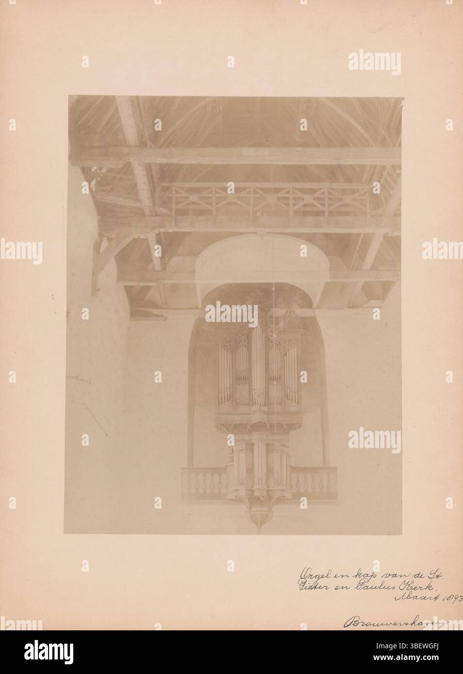 Brouwershaven, anonym (Monumentzorg), Orgel van de Grote oder Sint Nicolaaskerk in Brouwershaven, vero - handschriftlich, Foto, Fotos, Topographie, Orgel en Hood van de St. Pieter en Paulus Kerk/März 1893, Brouwershaven, Recto - handgeschrieben, Brouwershaven/ Orgel & Cap van de St. Pieter & Pauluskerk/März 1893, Höhe 225 mm, Breite 173 mm, Fotograf, 1893 - 1893, Fotopapier, Fotopapier, Karton, Albumendruck, Albumindruck Stockfoto
