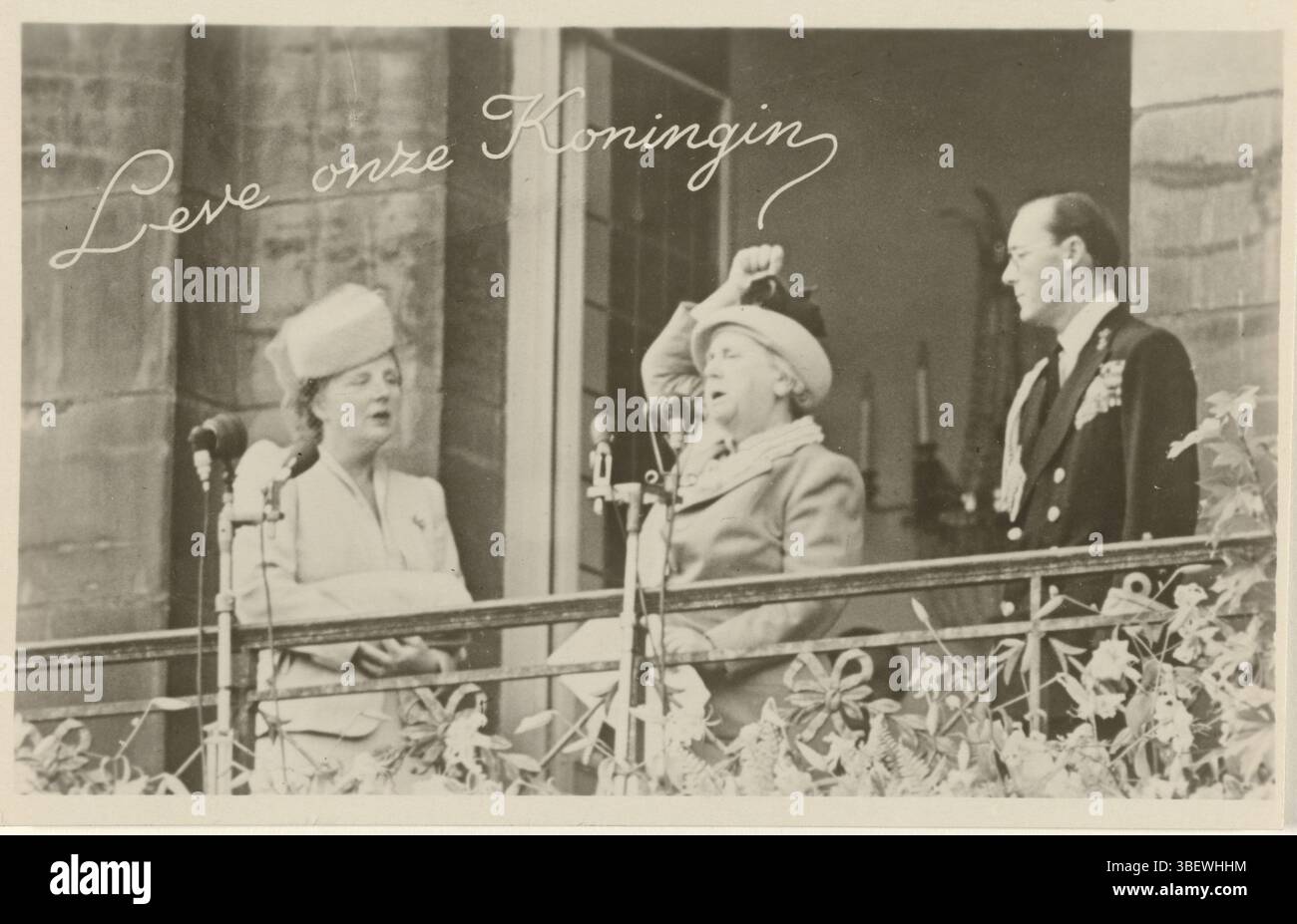 Utrecht, Tazet, Utrecht, Sticht, 't, Nederland, Wilhelmina, Königin der Niederlande, präsentiert am 4. September 1948, Niederlande, wird Wilhelmina am 4. September 1948 auf dem Balkon des Königlichen Palastes am Dam-Platz in Amsterdam einen Dreiwerfer-Huray auf dem Balkon des Königlichen Palastes am Dam-Platz in Amsterdam veröffentlichen. Links Juliana und rechts Bernhard. Über einer Zeile mit niederländischem Text. Foto, Foto, Bild, Abzüge, Oranjeportretten, Höhe 86 mm, Breite 135 mm, Fotograf, 1948-09-04, 1948-09-04, Fotopapier, Fotopapier, Fotografie, Drucker, Publikation (Event Stockfoto