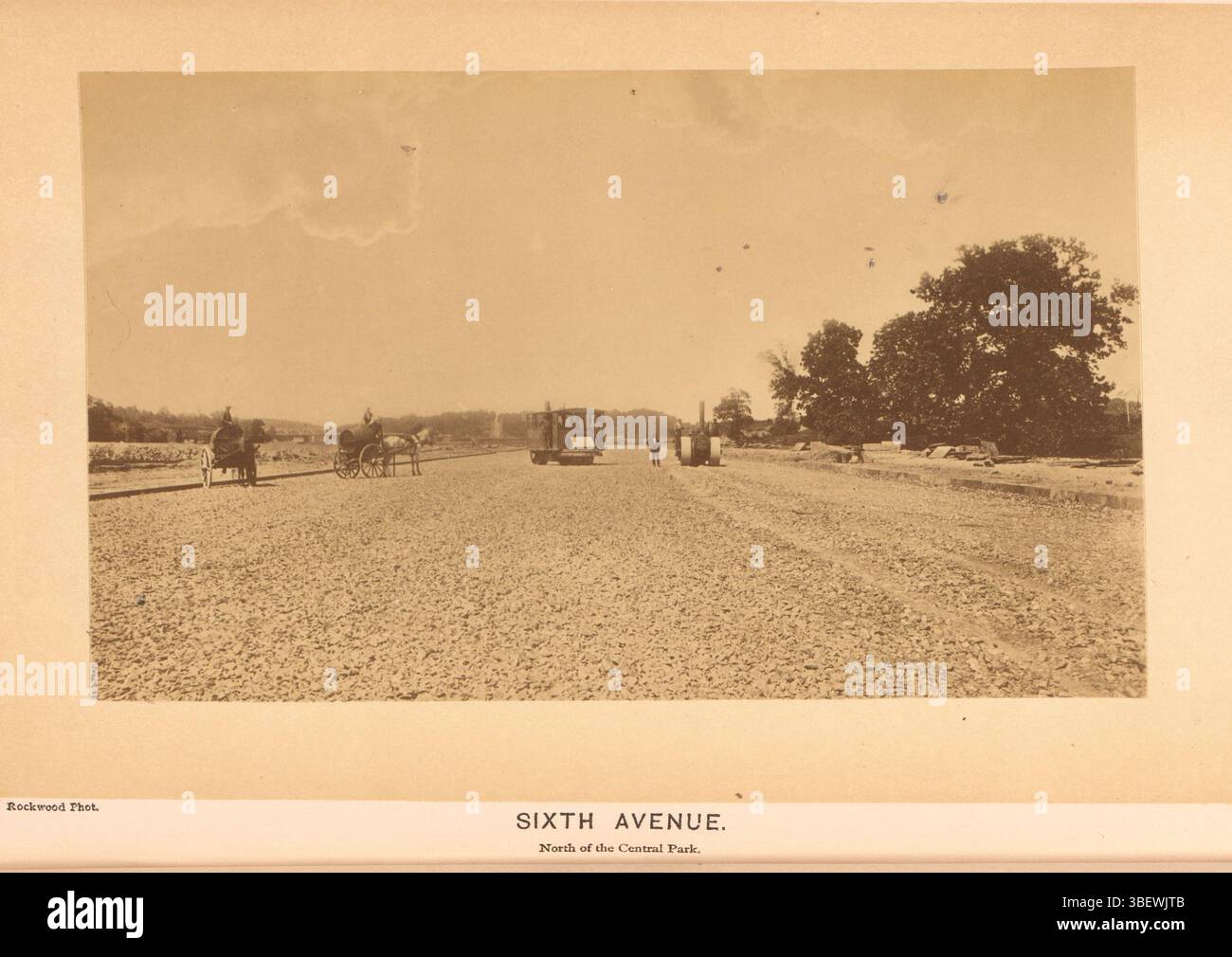 Central Park (New York), Rockwood, George Gardner, Sixth Avenue, Blick auf den Bau der Sixth Avenue im Central Park in New York, Foto, Foto, Seite, Fotos, illustrierte Bücher, Höhe 103 mm, Breite 166 mm, amerikanisch, 1832 - 1911, Fotograf, 1866 - 1871, Fotopapier, Albumdruck, Albumindruck Stockfoto