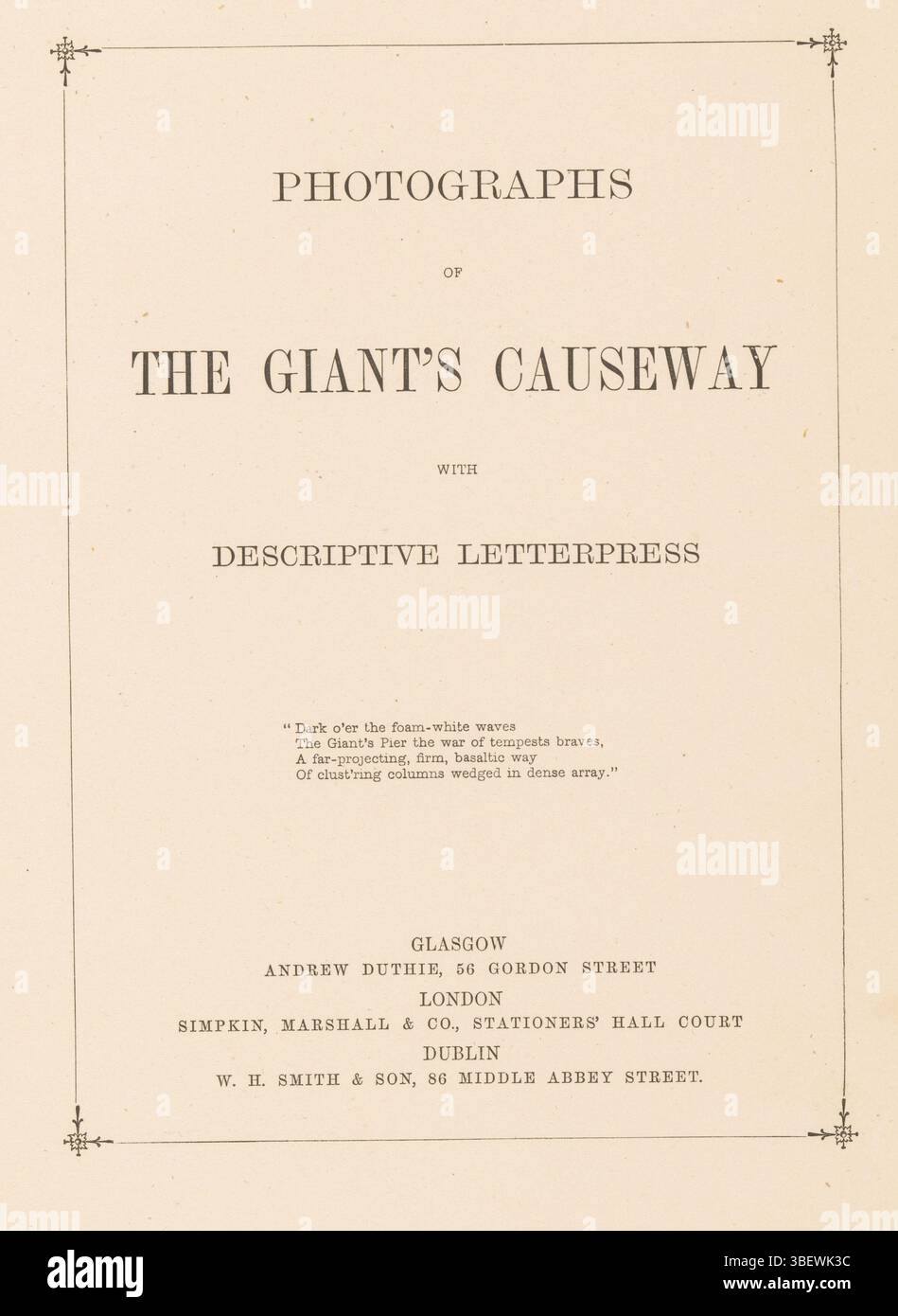 Fotografien des Giant's Causeway mit beschreibendem Buchdruck, Fotografien des Giant's Causeway mit beschreibendem Buchdruck, erstes Einband - handschriftlich, Buch, Fotos, fotografische illustrierte Bücher, SEPTEMBER 1991, Frontplatte - handgeschrieben, George/mit Frank's Best Wishes/, Höhe 279 mm, Breite 214 mm, Dicke 18 mm Stockfoto