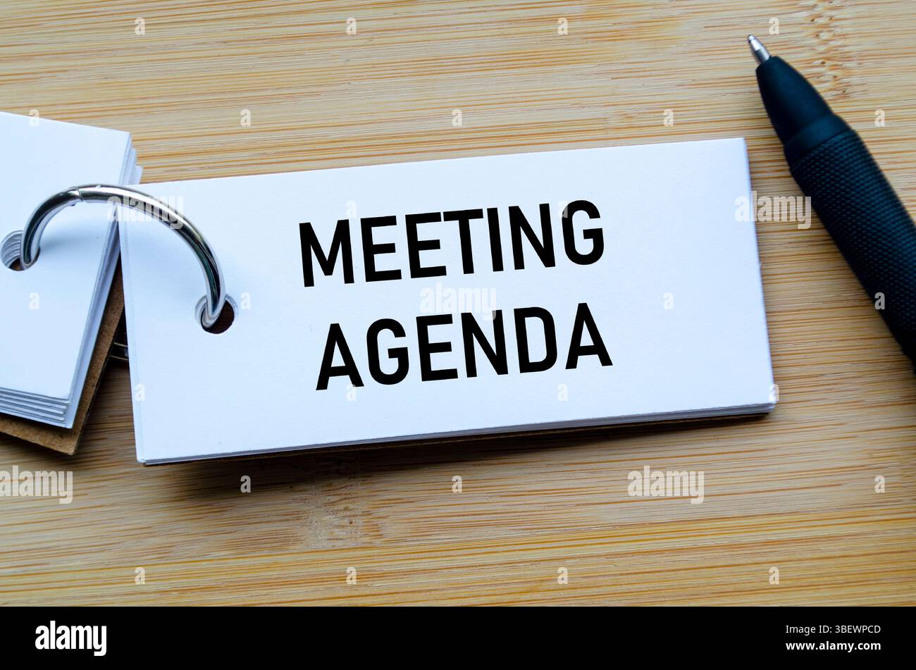 Text der Besprechungsagenda auf dem Notizblock, der strukturierte Planung und organisierte Diskussionspunkte veranschaulicht. Stockfoto