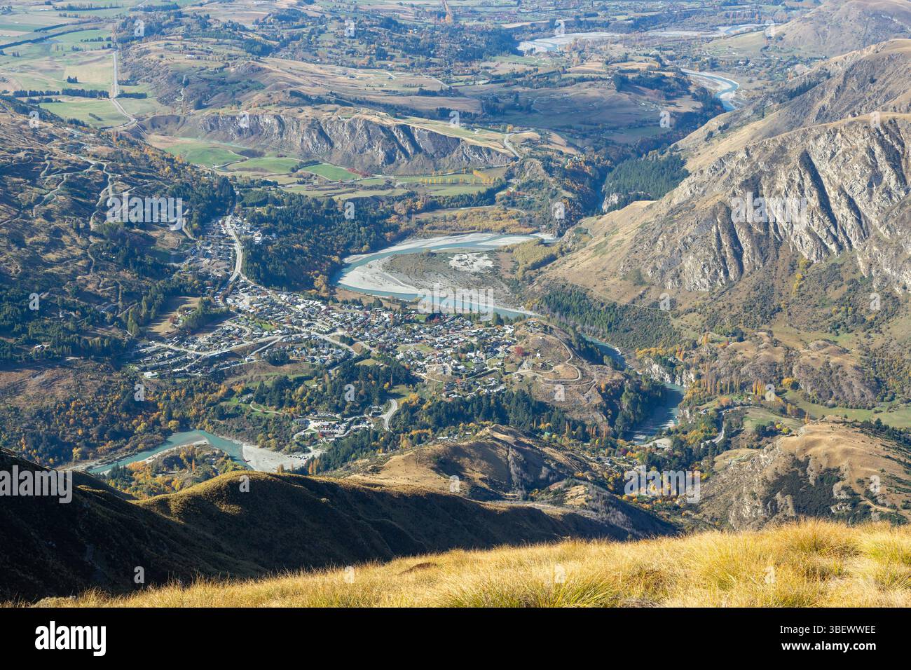 Blick hinunter zum Arthurs Point vom Bowen Peak, Queenstown, Otago, Neuseeland Stockfoto