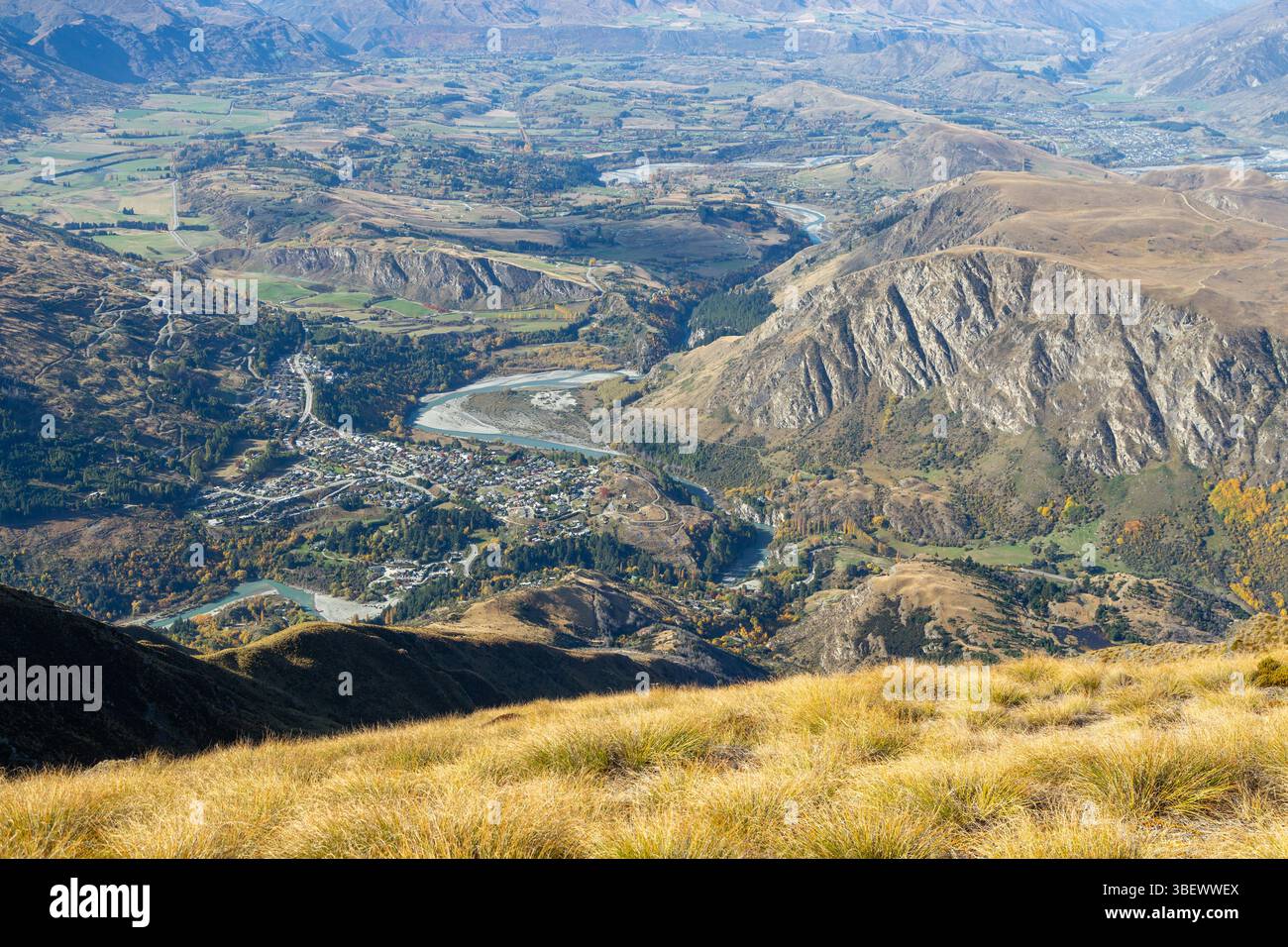 Blick hinunter zum Arthurs Point vom Bowen Peak, Queenstown, Otago, Neuseeland Stockfoto