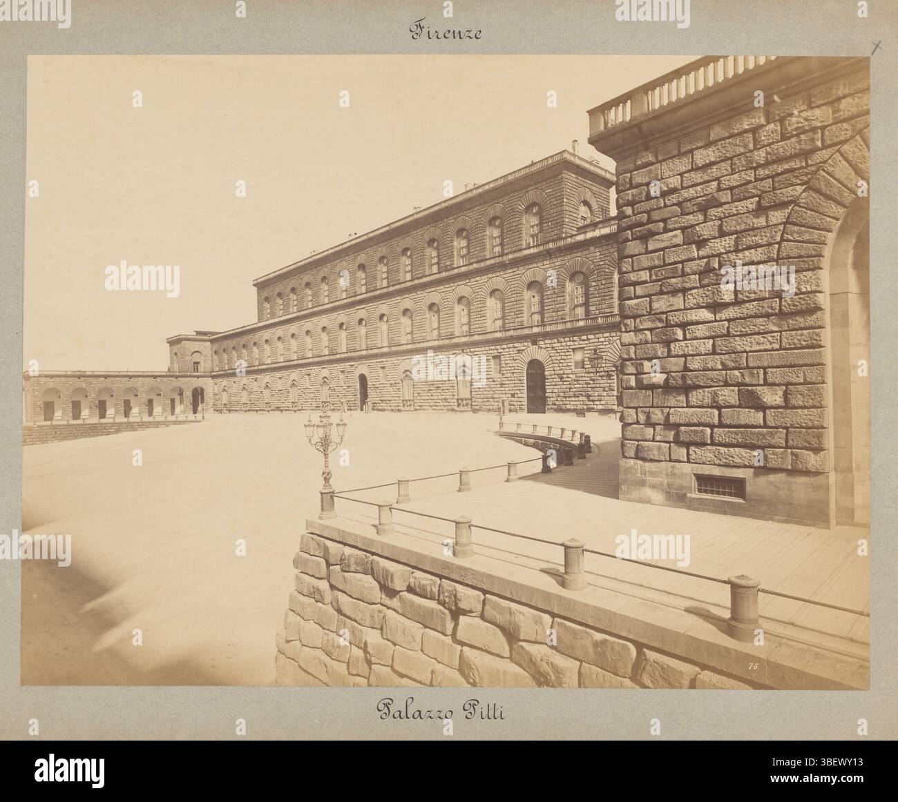 Florenz, Alinari, Fratelli, Gesicht auf der Gartenseite des Palazzo Pitti in Florenz, Kalligraphie, Foto, Fotos, Florenz, Palazzo Pitti, Höhe 427 mm, Breite 559 mm, Höhe 535 mm, Breite 722 mm, Italienisch, Fotograf, 1865 - 1900, drittes Viertel 19. Jahrhundert, viertes Viertel 19. Jahrhundert, Fotopapier, Fotopapier, Pappe, Albumdruck, Albumindruck, Ausdruckserstellung Stockfoto