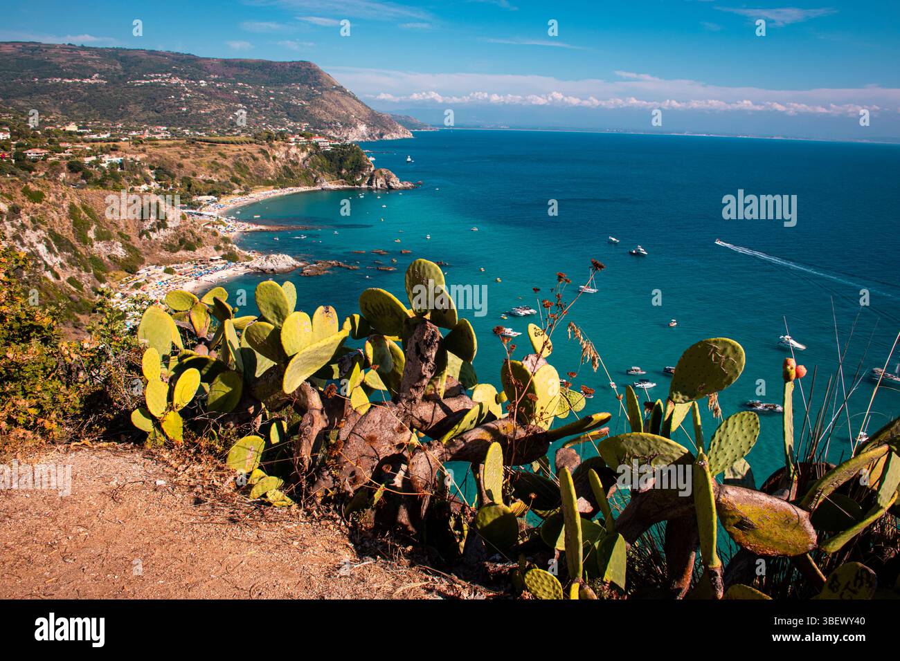 Atemberaubender Panoramablick auf Capo Vaticano, Kalabrien, mit dramatischen Klippen und türkisfarbenem Wasser des Tyrrhenischen Meeres unter einem klaren Sommerhimmel. Stockfoto