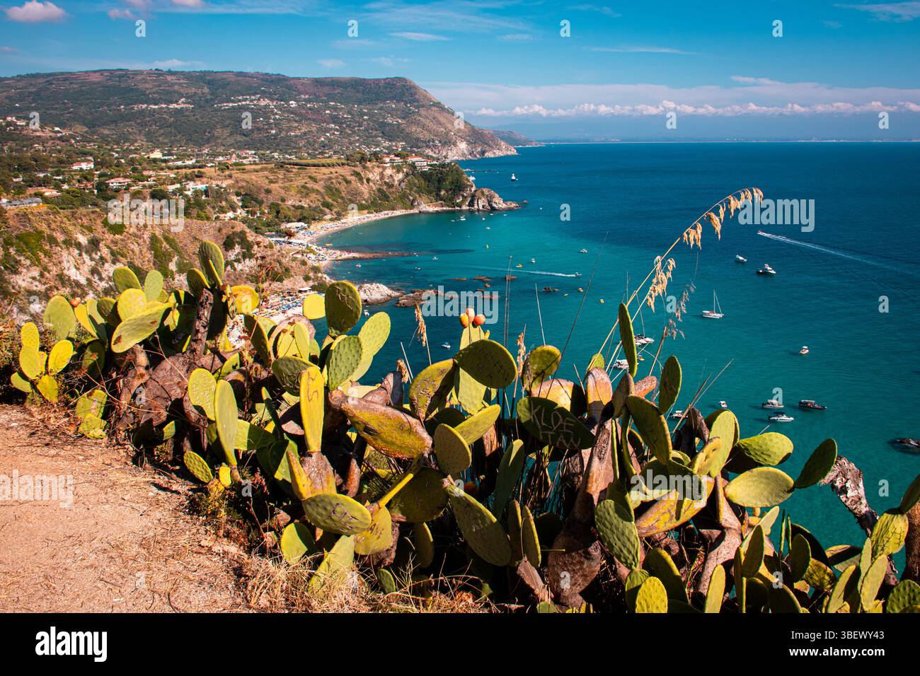 Atemberaubender Panoramablick auf Capo Vaticano, Kalabrien, mit dramatischen Klippen und türkisfarbenem Wasser des Tyrrhenischen Meeres unter einem klaren Sommerhimmel. Stockfoto