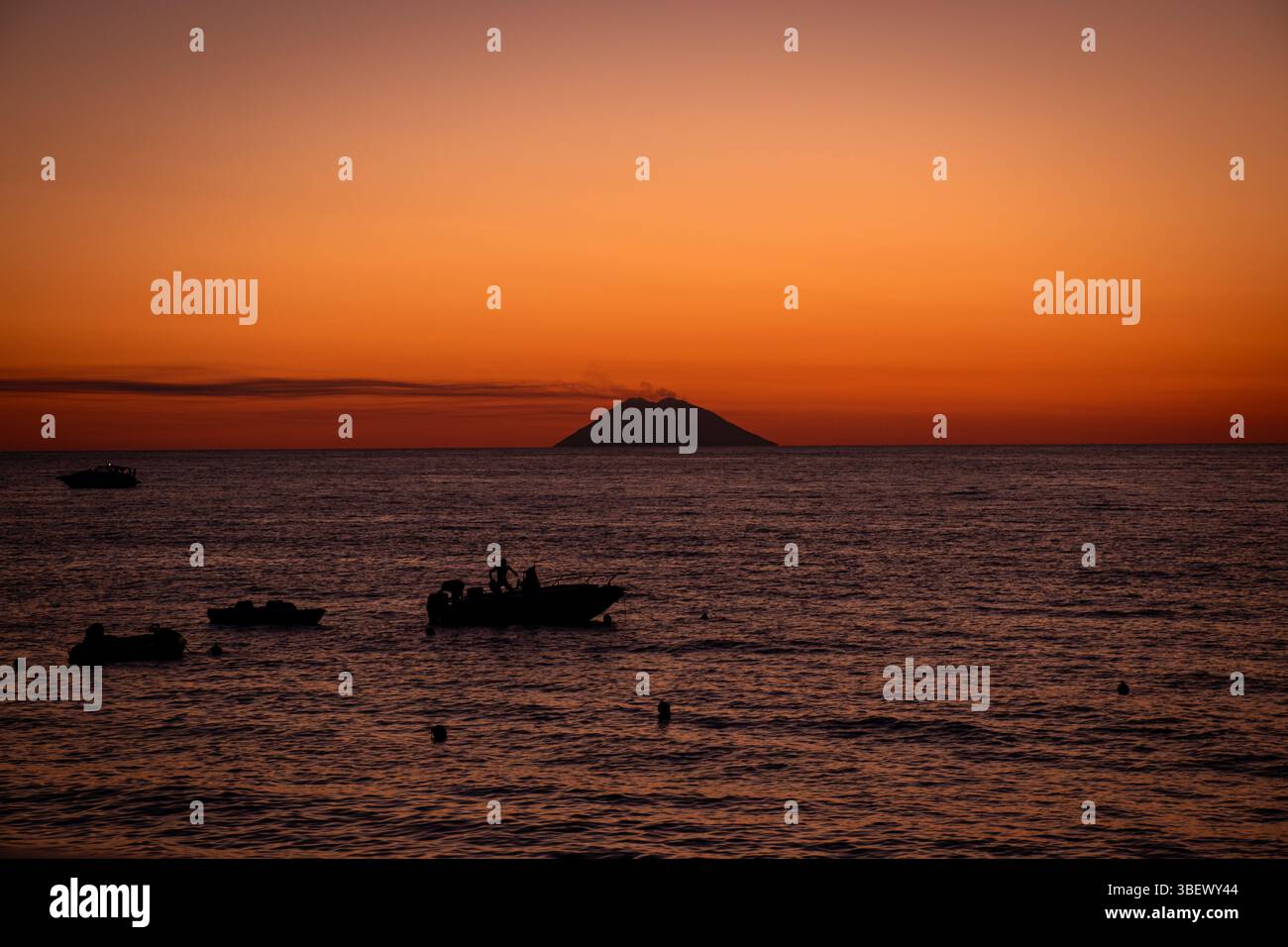 Goldener Sonnenuntergang über Tropea, Kalabrien, mit der Sonne reflektiert auf dem ruhigen Tyrrhenischen Meer und schafft eine magische und friedliche Küstenatmosphäre Stockfoto