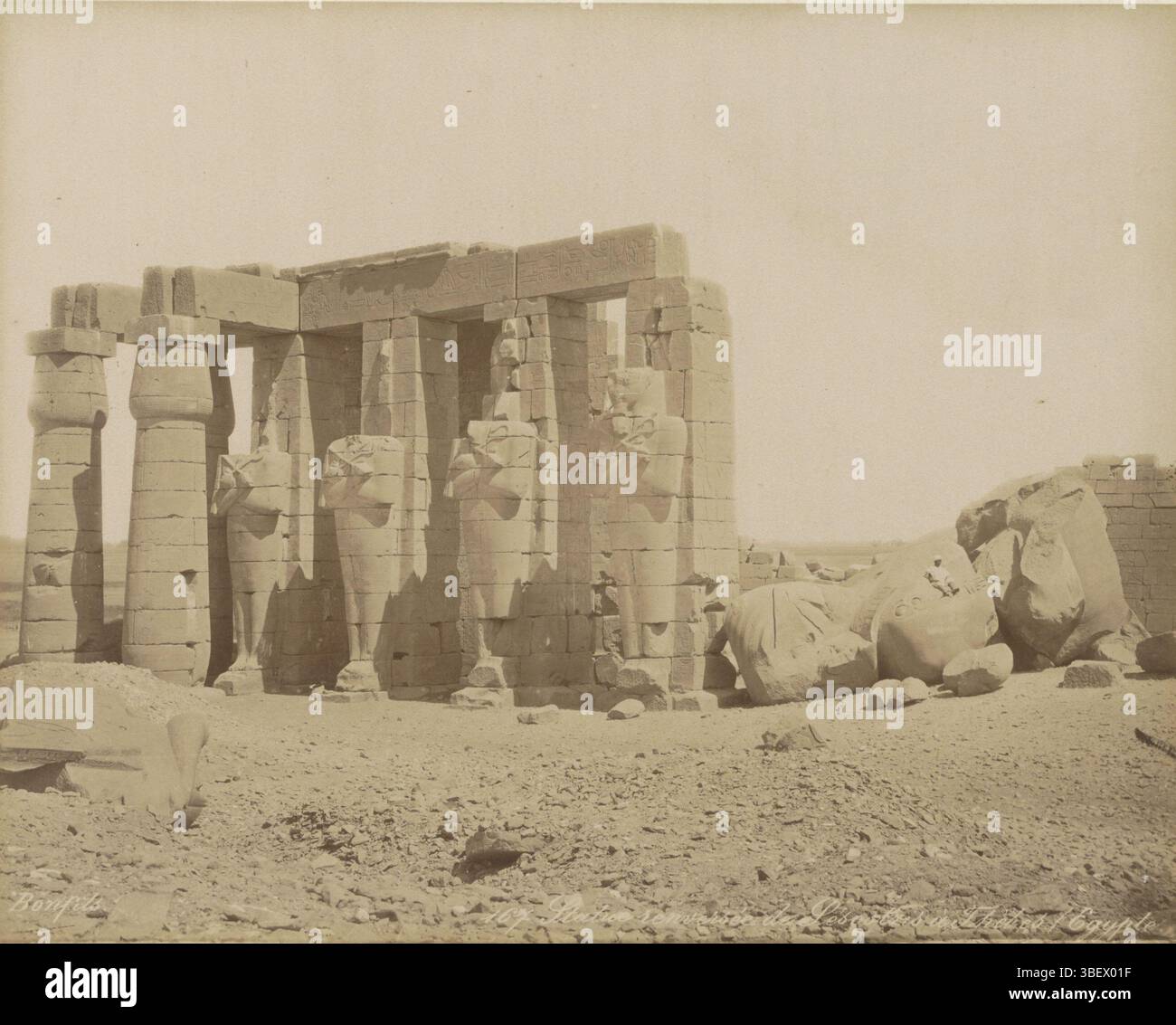 Thebe, Bonfils, Statue renversée de Sesostris à Thèbes (Ägypten), gefallene Statue des Pharao Senoeseret (Sesostris) in Thebe, Ramesseum (Tempel von Ramses II), Thebe (Luxor), Theben, Recto, Teil des Reisalbums mit 80 Fotos von Ägypten., Foto, Fotos, 167, Höhe 221 mm, Breite 281 mm, Fotograf, 1870 - 1898, drittes Viertel 19. Jahrhundert, viertes Viertel 19. Jahrhundert, Karton, Papier, Fotopapier, Albumdruck, Albumindruck Stockfoto