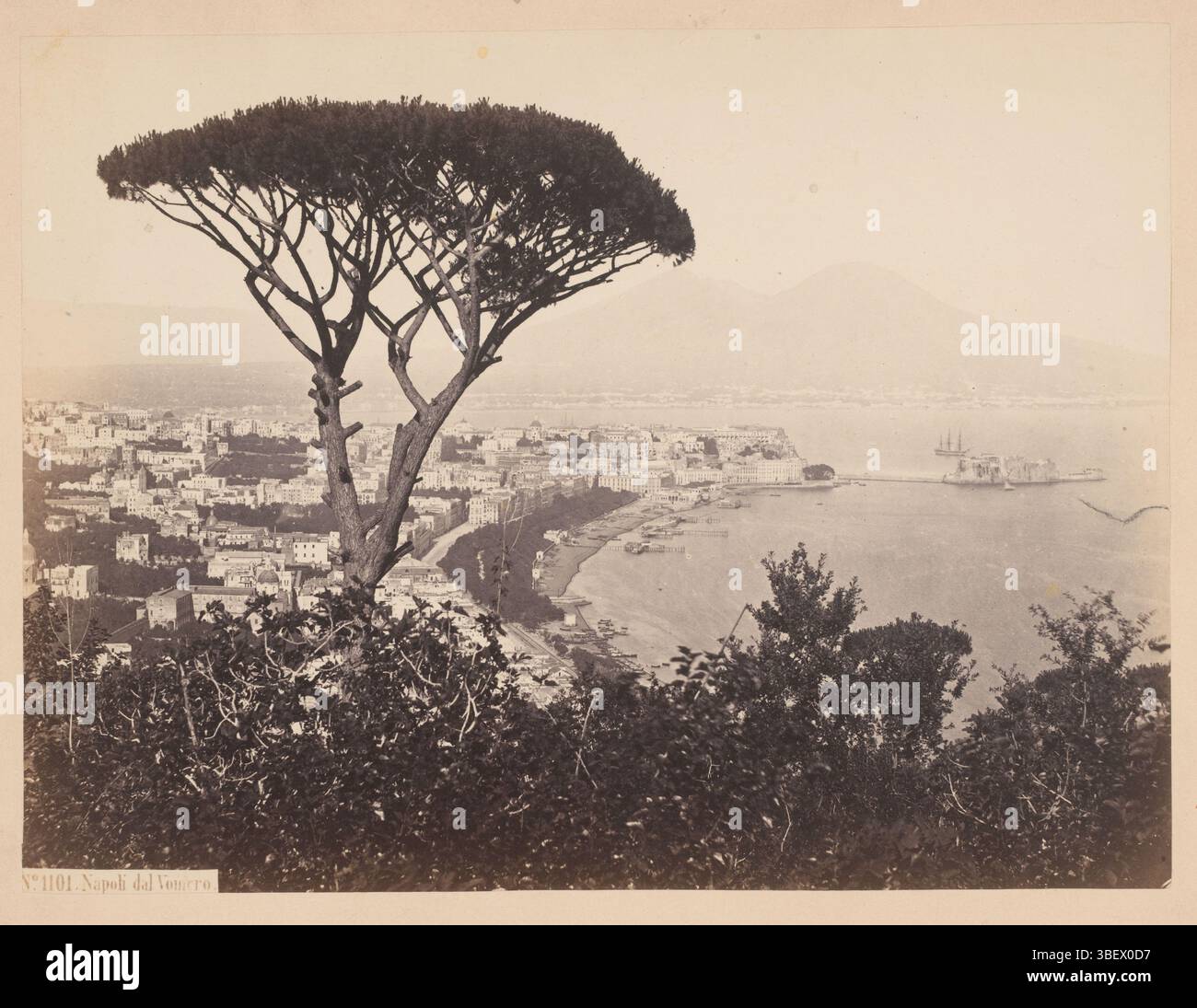 Sommer, Giorgio, Napoli dal Vomero, Foto, Fotos, Höhe 180 mm, Breite 240 mm, Italienisch, 1834 - 1914, Fotograf, 1850 - 1920, drittes Viertel 19. Jahrhundert, viertes Viertel 19. Jahrhundert, erstes Viertel 20. Jahrhundert, Albumindruck Stockfoto