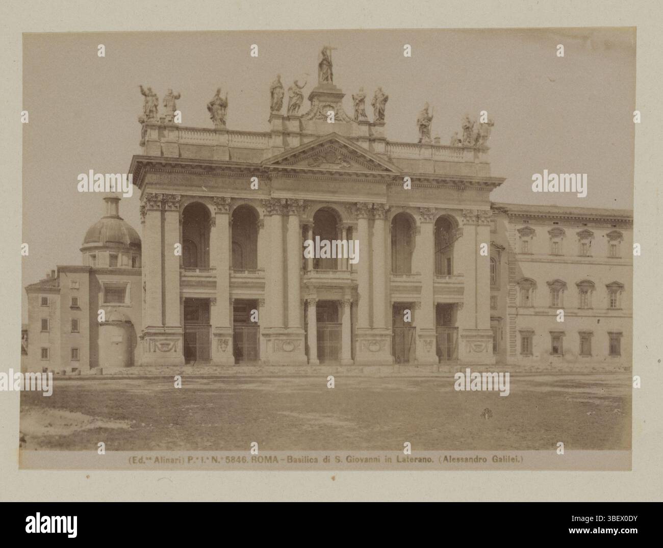 Alinari, Fratelli, Roma-Basilica di S. Giovanni in Laterano (Alessandro Galilei), Westfassade des Heiligen Johannes in Lateranen in Rom, Foto, Fotos, Höhe 101 mm, Breite 141 mm, Italienisch, Fotograf, 1850 - 1920, drittes Viertel 19. Jahrhundert, viertes Viertel 19. Jahrhundert, erstes Viertel 20. Jahrhundert, Albumindruck Stockfoto