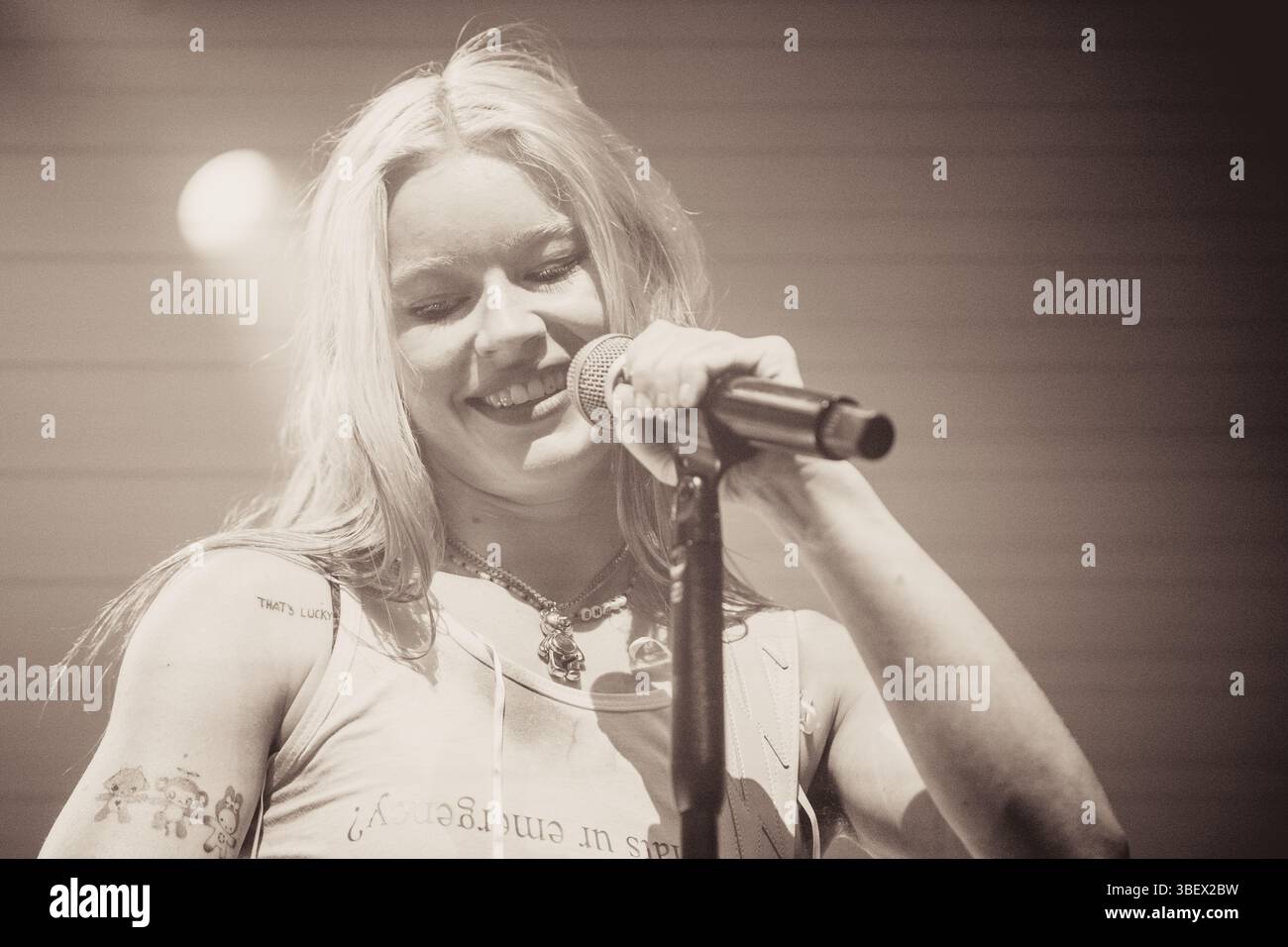 Rhian Teasdale von Wet Leg lebt im O2 Manchester Victoria Warehouse 29.05.2025 Stockfoto