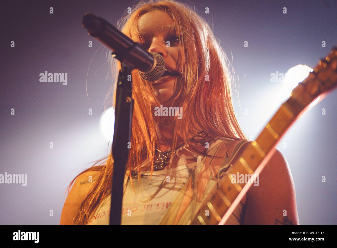 Rhian Teasdale von Wet Leg lebt im O2 Manchester Victoria Warehouse 29.05.2025 Stockfoto