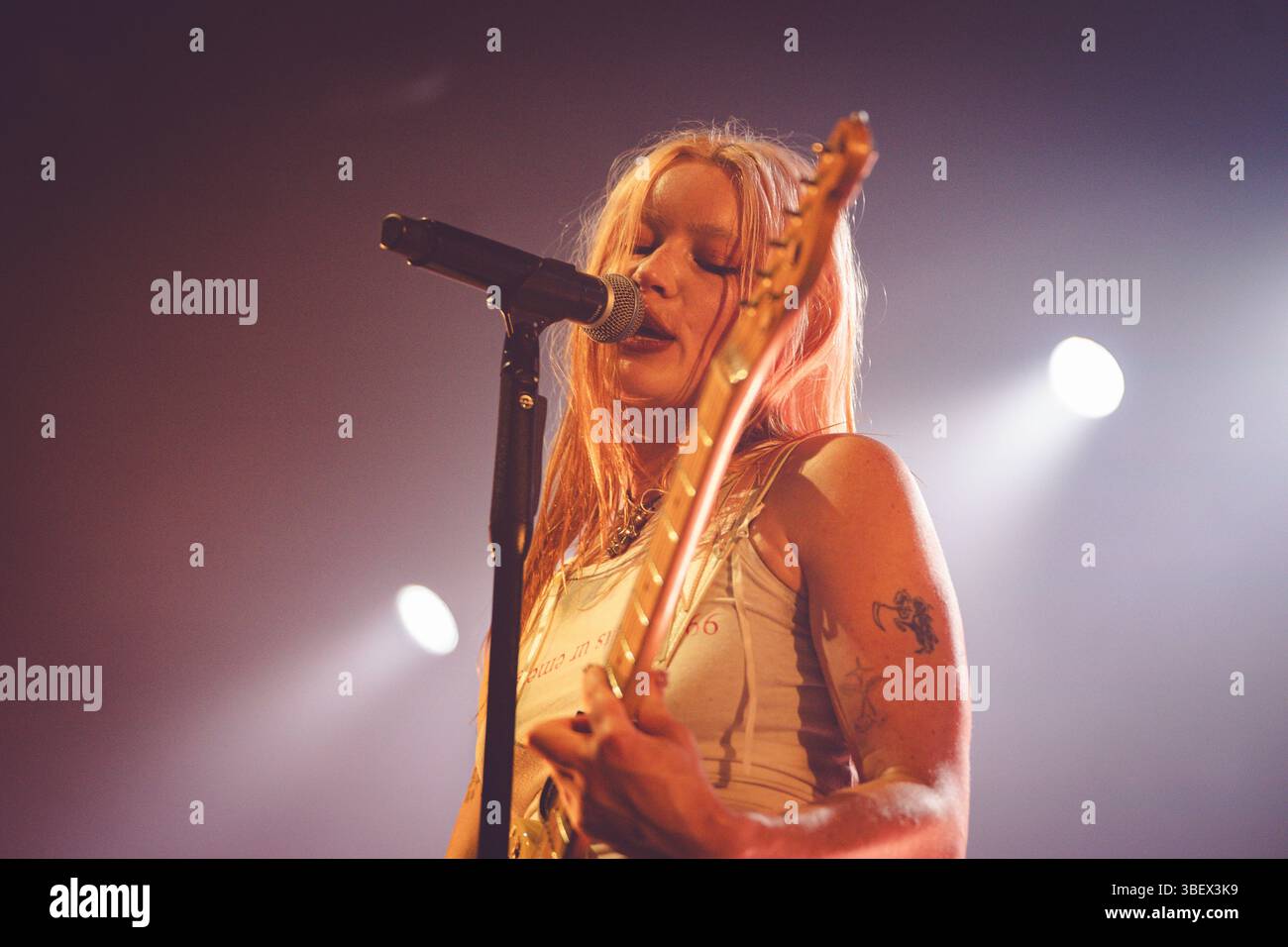 Rhian Teasdale von Wet Leg lebt im O2 Manchester Victoria Warehouse 29.05.2025 Stockfoto