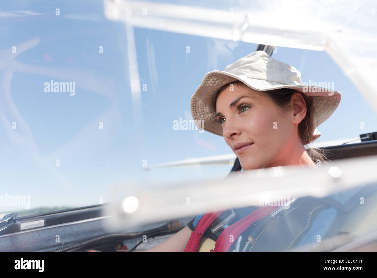 Weibliche Pilotin in einem kleinen Flugzeug Stockfoto