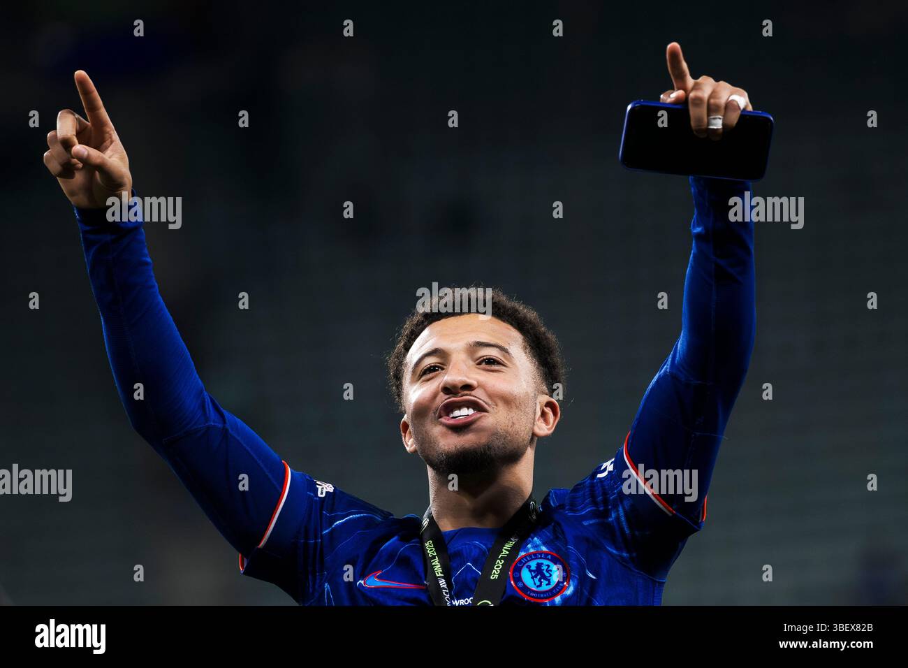 Jadon Sancho von Chelsea FC feiert bei der Preisverleihung nach dem Finale der UEFA Conference League zwischen Real Betis Balompie und Chelsea FC. Stockfoto