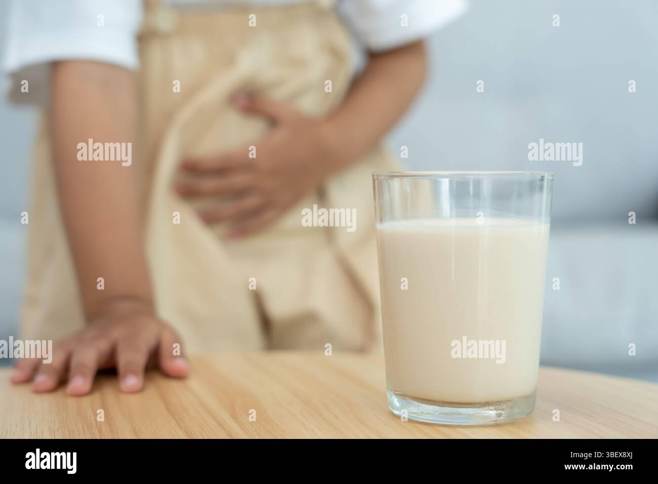 Milchallergene, Kinder fällende Magenschmerzen und Durchfall, laufende verstopfte Nase leiden unter Unverträglichkeitsallergien auslösen Symptome. Bauchschmerzen nu Stockfoto