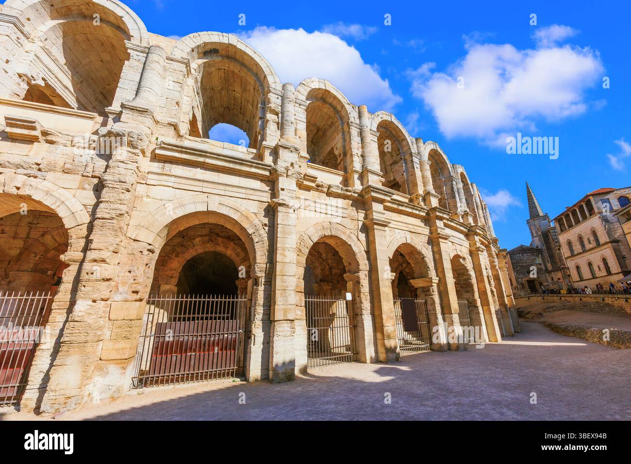 Arles Amphitheater und Altstadt, Frankreich. Stockfoto