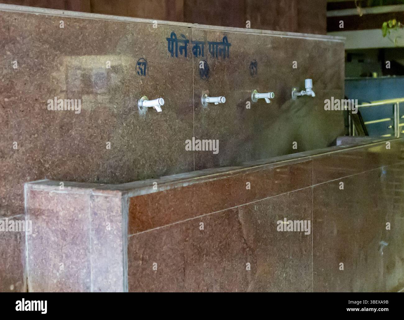 Trinkwasseranlage am Bahnhof am Abend Stockfoto