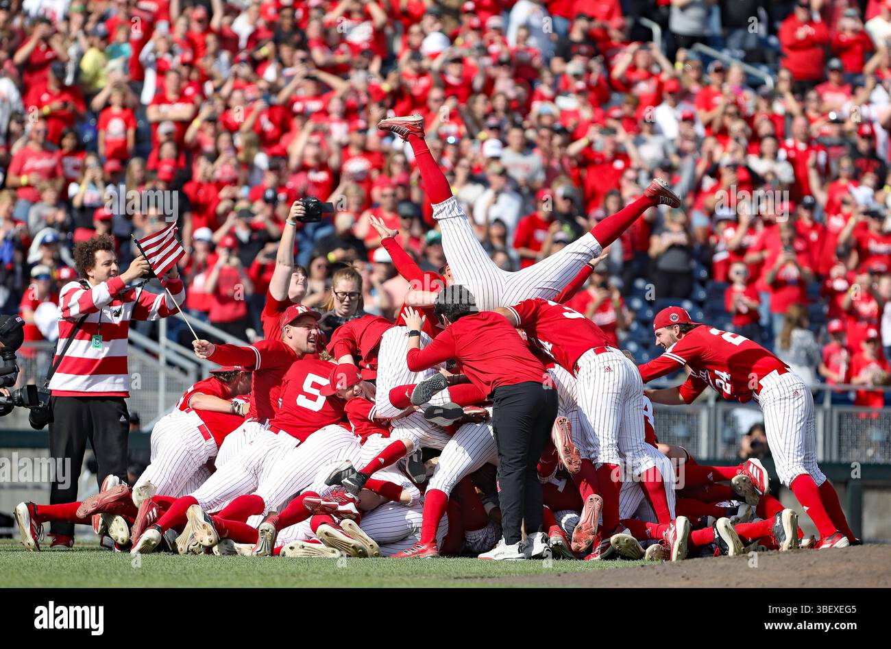 Omaha, Nebraska, USA. Mai 2025. Die Spieler aus Nebraska spielen nach dem Gewinn der Big Ten Baseball Championship. Nebraska schlug Nr. 13 UCLA mit 5:0. Stockfoto