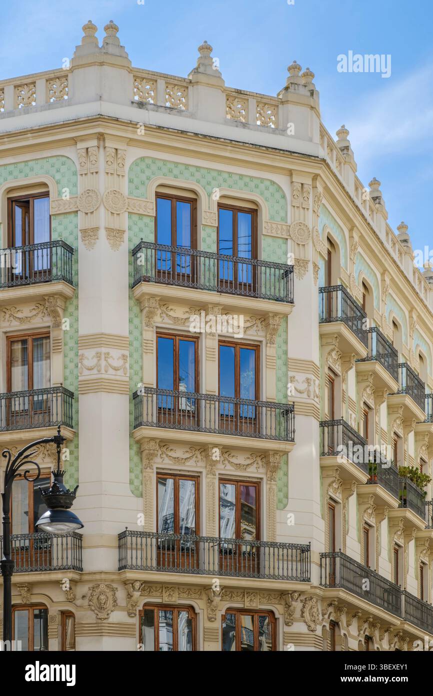 Elegante Fassade Des Valencia Apartmentgebäudes Mit Verzierten Details Und Balkonen. Traditionelle spanische Architektur, städtisches Wohnen, dekorative Elemente Stockfoto