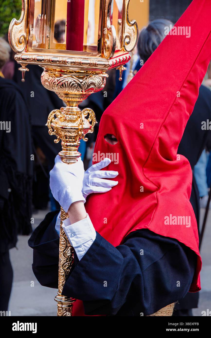 Málaga, Spanien, 16. April 2025: Reflexionen der Hingabe: Málaga Karwoche Heilige Rituale Stockfoto