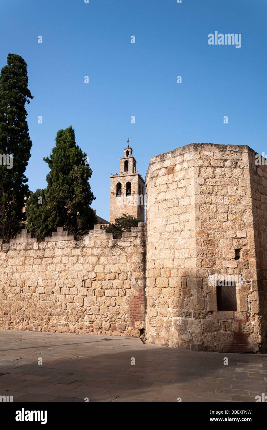 Antike Mauer des Klosters in Sant Cugat del Vallés, Barcelona, Spanien Stockfoto