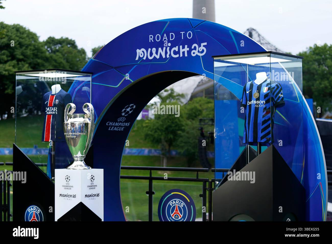 München, Deutschland. Mai 2025. Die Champions-League-Trophäe, die im Champions Festival Village vor dem UEFA Champions-League-Finale 2025 zwischen Paris Saint-Germain und dem FC Internazionale Milano zu sehen war. Quelle: SOPA Images Limited/Alamy Live News Stockfoto