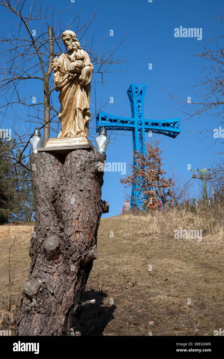 Kobyla Góra, Polen; Holzfigur des Heiligen Josef gegen den Himmel; Holzfigur des Heiligen Josef gegen den Himmel; 2018 Stockfoto